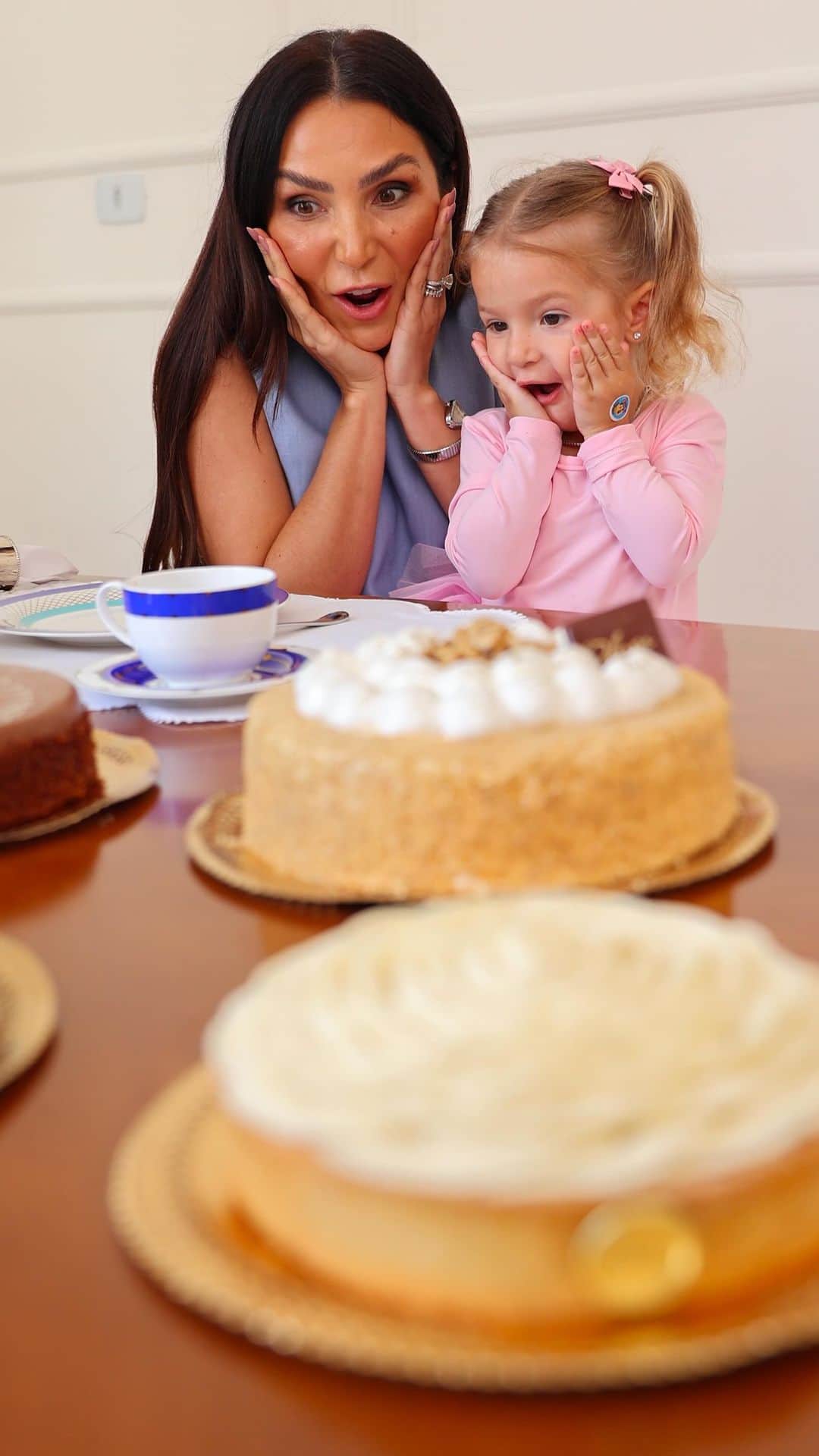 Lalá Noletoのインスタグラム：「Perfeição existe e eu posso provar: bolos e tortas da @ofner ! Eles tem o verdadeiro sabor de mãe, ou seja, perfeitos! São diversos sabores, sempre feitos de forma impecável. Um verdadeiro presente. Para você servir no dia das mães, levar de presente para sua mãe ou para uma mãe amiga. Sem erro! Você pode pedir nas lojas , no e-commerce e também através de delivery. Chega impecável #DiadasMaesOfner #OfnerOAmorEstaAqui #DiadasMaes #Ofner  Perfection exists and I can prove it: @ofner cakes and pies! They have the true taste of mother, that is, perfect! There are several flavors, always made impeccably. A true gift. For you to serve on Mother's Day, take it as a gift for your mother or a mother friend. No mistake! You can order in stores, e-commerce and also through delivery. It arrives flawless #DiadasMaesOfner #OfnerOAmorEstaAqui #DiadasMaes #Ofner  La perfection existe et je peux le prouver : les gâteaux et tartes @ofner ! Ils ont le vrai goût de maman, c'est-à-dire parfait ! Il existe plusieurs saveurs, toujours impeccablement réalisées. Un vrai cadeau. Pour vous servir le jour de la fête des mères, prenez-le comme cadeau pour votre mère ou une amie mère. Pas d'erreur! Vous pouvez commander en magasin, en e-commerce et également en livraison. Il arrive impeccable #DiadasMaesOfner #OfnerOAmorEstaAqui #DiadasMaes #Ofner」