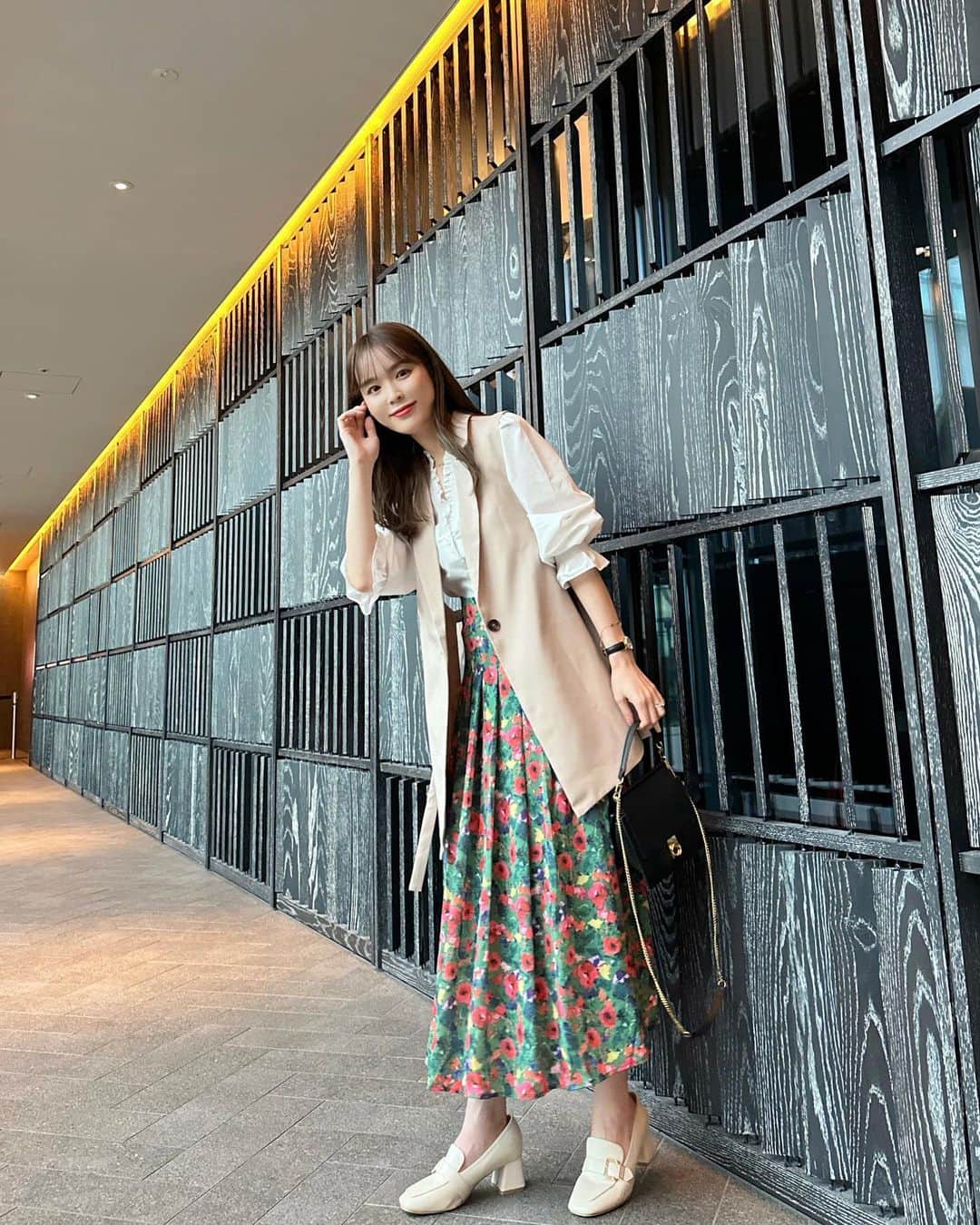 磯田 ひかる(Hikaru Isoda) のインスタグラム：「こんばんは☺️🤍 GW楽しんでますか？🫶  私は近所のカフェに行ったりお買い物したりのんびりしてました♡ それでも混んでました〜🥹  この日はスカートが印象的なコーデ！ ベストで甘くなりすぎずꕤ︎︎·͜· ︎︎  【着用アイテム】 Tops @rihoas_official  Skirt @rihoas_official  Vest @grl_official  Bag @polene_paris   ------------------------------ picaru：162cm / 骨格ウェーブ 1st ブライトスプリング 2nd ブライトサマー  大人可愛いスタイルアップコーデ ヘアメイクを合わせた トータルスタイリングを提案🤍  不定期にストーリーで ファッションお悩み相談募集中🥰 ------------------------------  他の投稿を見る→【@picaruuu】」