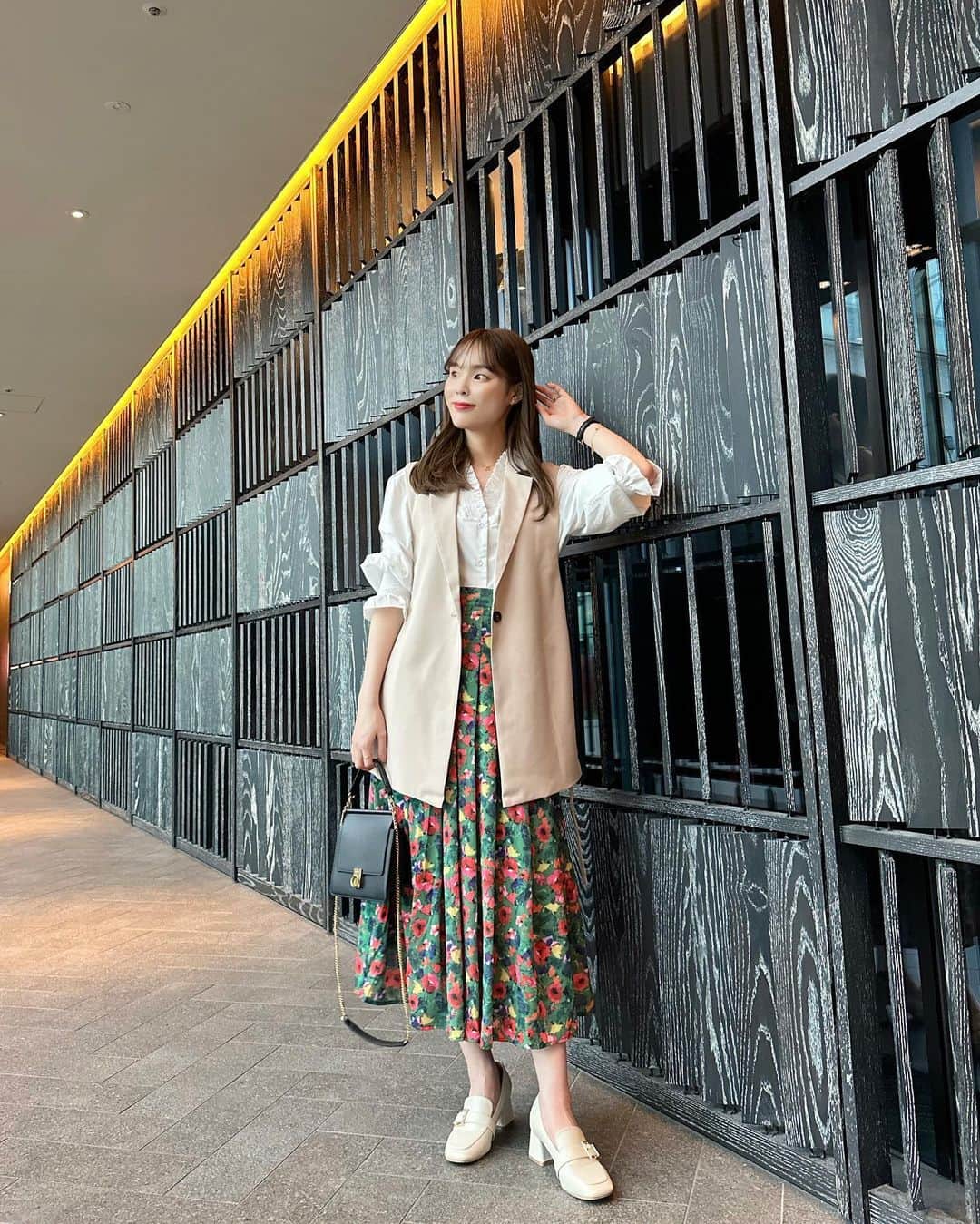 磯田 ひかる(Hikaru Isoda) さんのインスタグラム写真 - (磯田 ひかる(Hikaru Isoda) Instagram)「こんばんは☺️🤍 GW楽しんでますか？🫶  私は近所のカフェに行ったりお買い物したりのんびりしてました♡ それでも混んでました〜🥹  この日はスカートが印象的なコーデ！ ベストで甘くなりすぎずꕤ︎︎·͜· ︎︎  【着用アイテム】 Tops @rihoas_official  Skirt @rihoas_official  Vest @grl_official  Bag @polene_paris   ------------------------------ picaru：162cm / 骨格ウェーブ 1st ブライトスプリング 2nd ブライトサマー  大人可愛いスタイルアップコーデ ヘアメイクを合わせた トータルスタイリングを提案🤍  不定期にストーリーで ファッションお悩み相談募集中🥰 ------------------------------  他の投稿を見る→【@picaruuu】」5月5日 23時35分 - picaruuu
