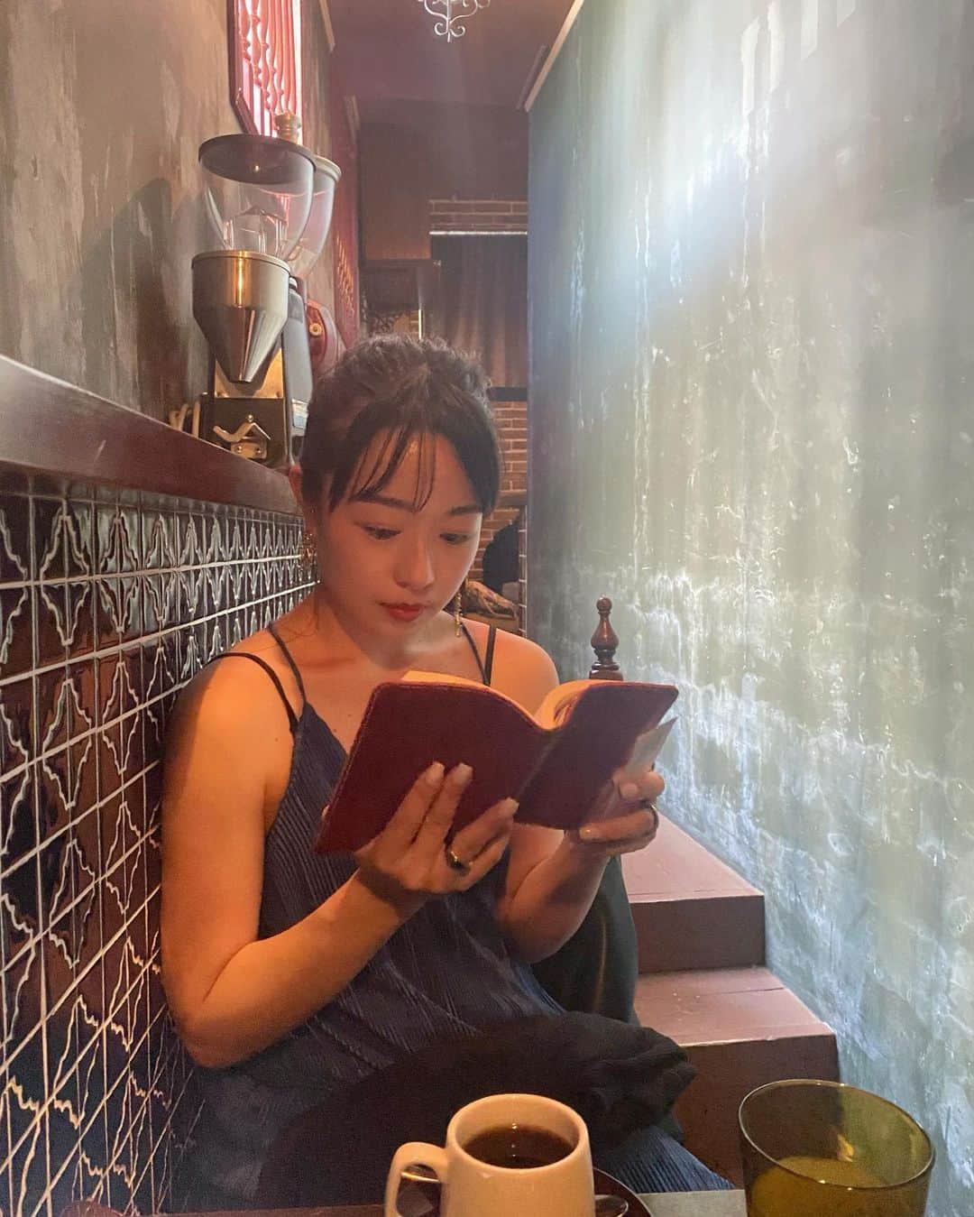 吉田佳菜のインスタグラム：「ㅤㅤㅤㅤㅤㅤㅤㅤㅤㅤㅤㅤㅤ ㅤㅤㅤㅤㅤㅤㅤㅤㅤㅤㅤㅤㅤ めっちゃ本読んでるけどこの後ちょっと寝た😪笑 多分数分間だけやけど、夢まで見た笑  #ちわこの休日 #鎌倉デート #鎌倉カフェ #SJOCOFFEE #tsuru_kana」