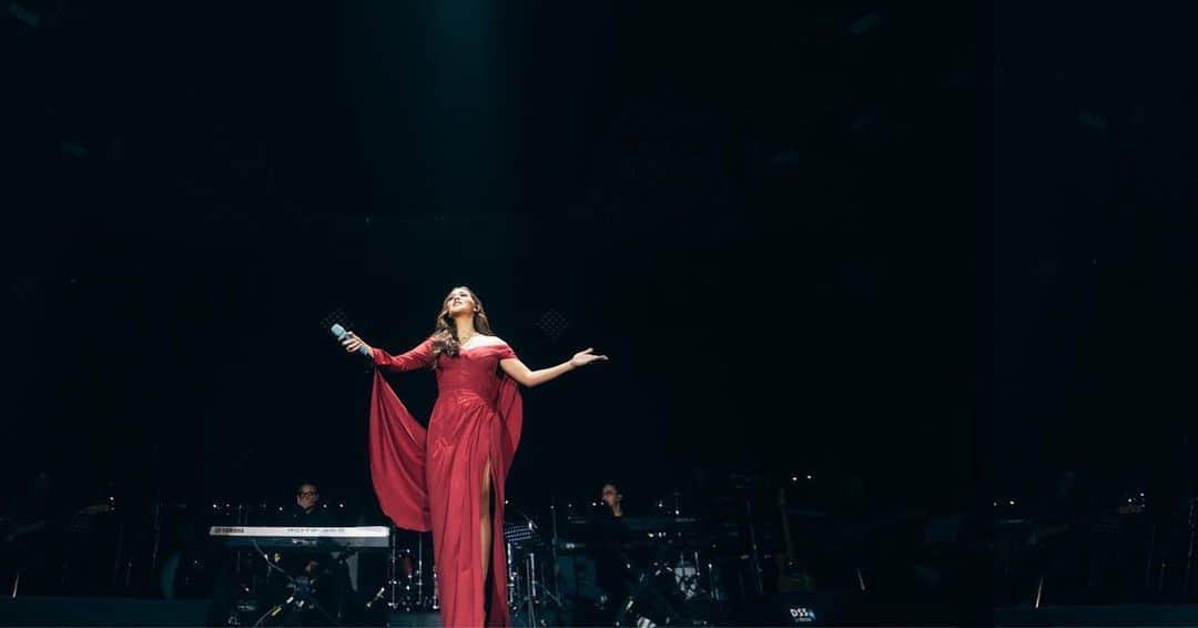 のインスタグラム：「Thank you so much mas @ywpiano for having me at your concert. 2 lagu itu gak cukupppp! Aku pengennya 20 lagu hahahaha tapi serius, nunggu lama di backstage pun ttp happy karaokean lagu2 Mas Yovie yg dibawain bintang tamu2 luar biasa yg ada di #BillionSongsConcert kemarin.. Konser ter sing along yg pernah ada sihh, gak sabar ada karya2 baru lagi bareng Mas Yovie! Thank u again and congrats ya Maaas ❤️ Dan slide terakhir jagoan2kuu so proud of you guys too!!」