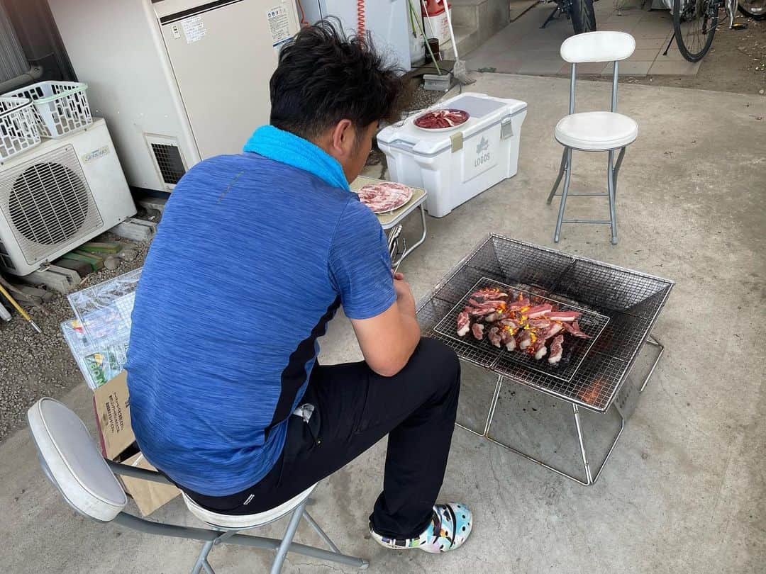 山崎勝之さんのインスタグラム写真 - (山崎勝之Instagram)「21時頃眠って、今起きた。 昨日は親友田村くんBBQ🍖 イノシシの赤身が柔らかくてすごく美味しかった♪ 毎日お腹いっぱい食べてる。 最高だぁ♪」5月5日 23時50分 - chan_yama