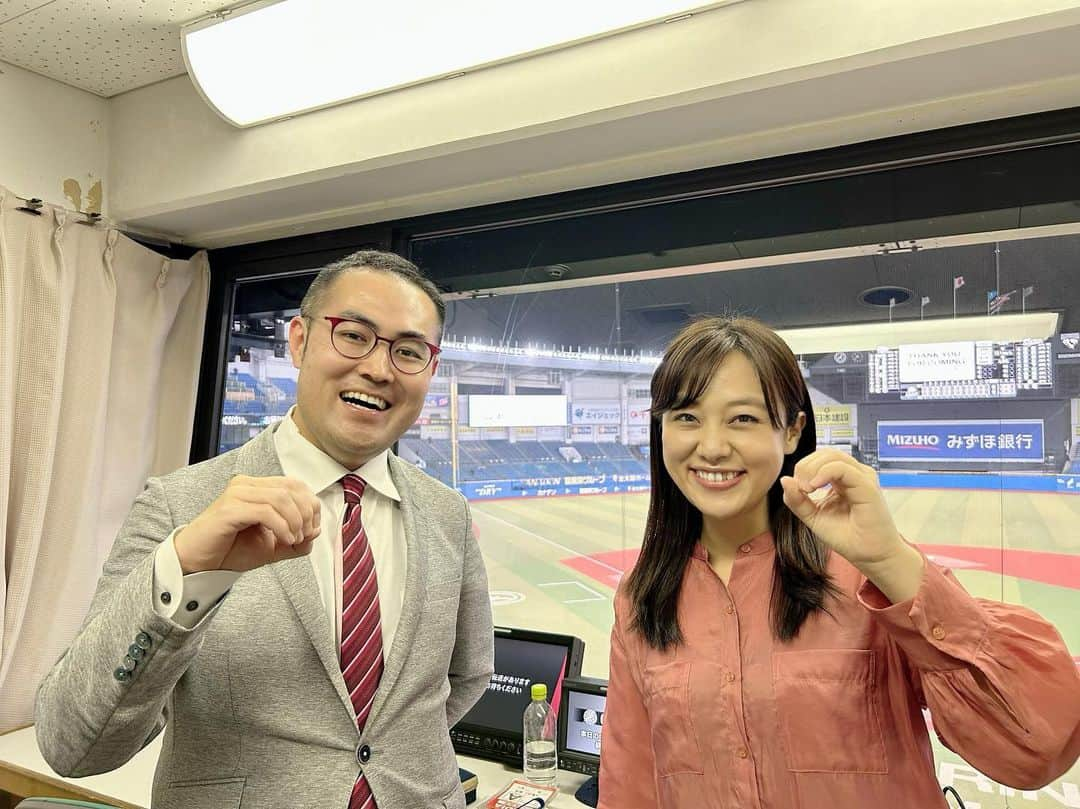 西村志野のインスタグラム：「＊ 今日は #マリーンズナイター の中継で #ロッテ - #ソフトバンク ⚾️ スコアラーのお仕事でした☺️  佐々木朗希投手、石川柊太投手の先発で 始まった試合は4時間24分 延長12回0-0の引き分け。 ＊ 放送後に実況の西達彦アナウンサーと やり切った表情で1枚(*^^*) 0-0を表現しています。笑  放送席に座って隣で 解説・実況を聴かせていただきながら観る野球。 勉強になる贅沢な時間でした。 ＊ 今日は練習中からずっと強い風が吹いていた #ZOZOマリンスタジアム  こいのぼりが気持ちよさそうに泳いでいました〜🎏✨  #こどもの日 に子どものときから大好きな プロ野球のお仕事ができてとても幸せな1日でした🥰  現場で味わえる熱量が大好き。 もっともっと頑張らないと！と思える時間でした。 ＊ #chibalotte #千葉ロッテマリーンズ #マリーンズ  #チバテレ #千葉テレビ #千葉 #プロ野球 #野球 #プロ野球中継 #野球中継 #npb #スコアラー  #野球好き #野球女子 #子どもの日  #野球MC #野球リポーター #野球アナウンサー #アナウンサー フリーアナウンサー #西村志野」