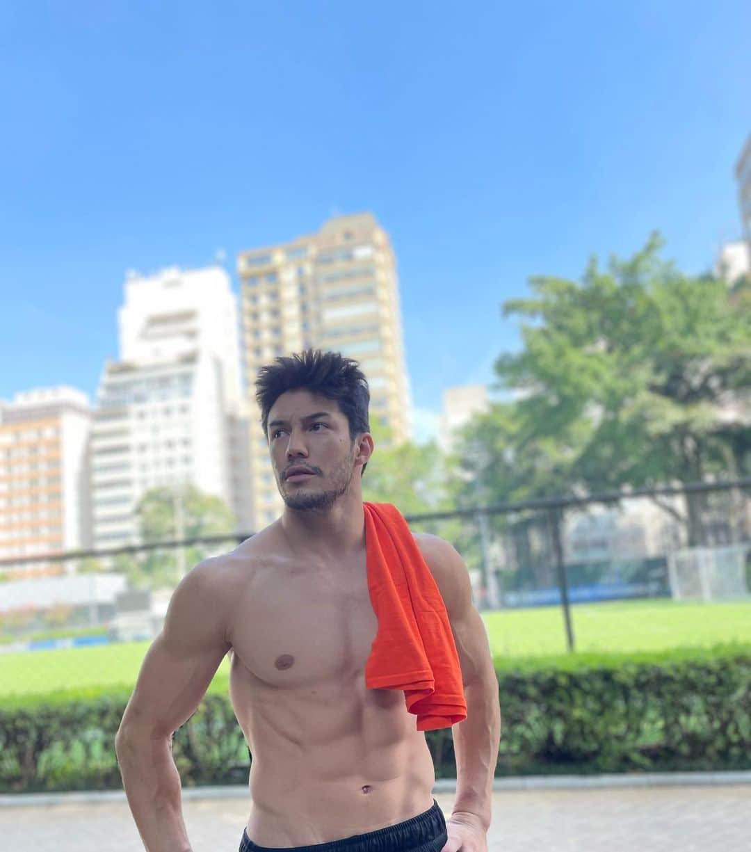 アルトゥール・オヤカワ・マリアノのインスタグラム：「Tumblei todo! 🫣🫠🤪 . #friday」