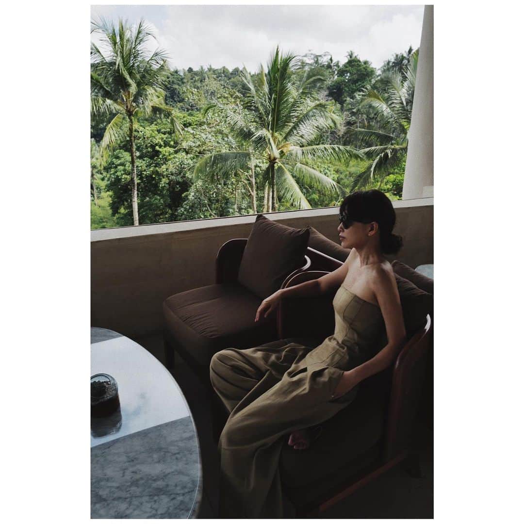 JUNNAのインスタグラム：「🎶  "RINDIK"  the sounds of bamboos...  / ubud bali.  dress/ #ETREベアオールインワン  ご予約終了 #junna✈️ #only#バリ」
