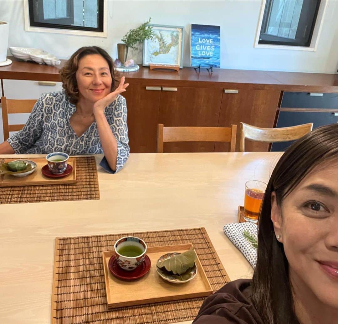 前田典子さんのインスタグラム写真 - (前田典子Instagram)「#GW  初めての #リカちゃんハウス　🏠 @rikaco_official の 素敵なお家へ お邪魔したよ〜❣️  #RIKACOのYouTubeで お家やお部屋は 何度も見た事あるので 初めて来たのに初めてじゃない感じがしました〜🏠  見た事があるキリムの敷かれたあの広々とした玄関から上がり リビング、ダイニング キッチン、お庭 トイレまで素敵だった😍  今日はRIKACOシェフが ヘルシービューティーランチを作ってくれてましたよ🥗🍽 お料理もお皿もテーブルセッティングもお洒落💕 お野菜モリモリ食べました 美味しかった💕🙏 ご馳走さま❣️ グリちゃん、ノアくんにも会えた❣️わんこ達にも初めて会ったのに初めてな感じがしなーい🐩🐩  5月5日　 子どもの日なので 柏餅をデザートに食べながら🍃 子どもの話しと犬の話しで 盛り上がった😆🐩 #男子のママ同士  #犬も子ども  緑が豊かで開放感があり 穏やかないい気が流れる リカちゃんハウス🌳🏠 気持ち良くてずっと居たくなる〜 けど ぐっちゃんのお迎えに🐶 急いで帰る事に🚗 また、ゆっくり リカちゃんハウス訪問させてね😆🏠  #同い年#57歳　 60になってもあんまり変わらない気がする😆」5月5日 23時48分 - maenorichang