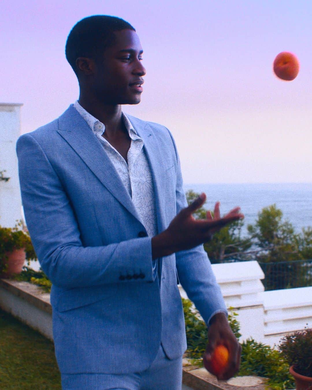 Ted Bakerのインスタグラム：「Breeze into the long weekend with lightweight linens and featherweight fabrics. #Holiday #TedBaker」