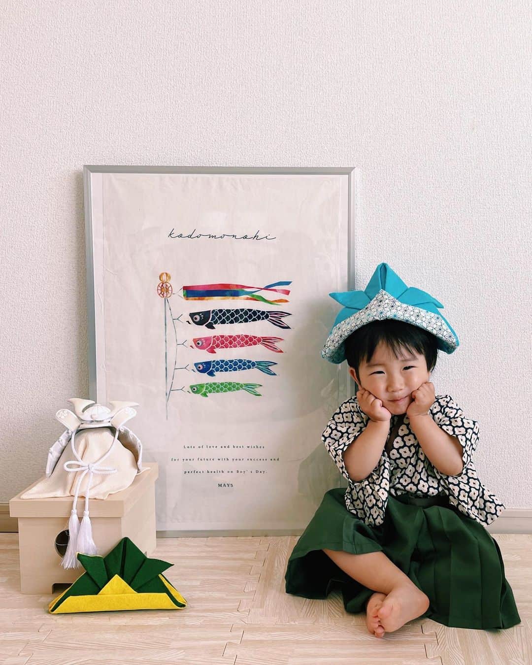 さえりのインスタグラム：「こどもの日🎏 1年前(3枚め)と比べると、ずいぶん大きくなった🥲キョトンとしていて撮りたい放題だった1年前とは違い、「レーズンあげるから！！ちょっとここ座って！！はい！ポーズ！」と交渉の果ての秒殺撮影になったし😂、「帽子ちょっとかぶってみて」と言えば自分で被るし、ほんと、、、色んな意味で大きくなった、、、 この可愛い袴も、これで見納めだな🥲さらにすくすく大きくなっていきますように🎏」