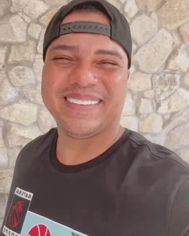Sorriso Marotoのインスタグラム：「Chegou a hora, Salvador! 🙌🏽  Vendas abertas! 🤩 Vamos escrever mais um capítulo dessa história, não vemos a hora de cantar todas AS ANTIGAS com vocês! 🧡🎶  Garanta seu ingresso antes que esgote através de um dos pontos de venda físico ou pelo site ou app @ingresse 🏃🏽💨   📍Link de vendas na Bio」