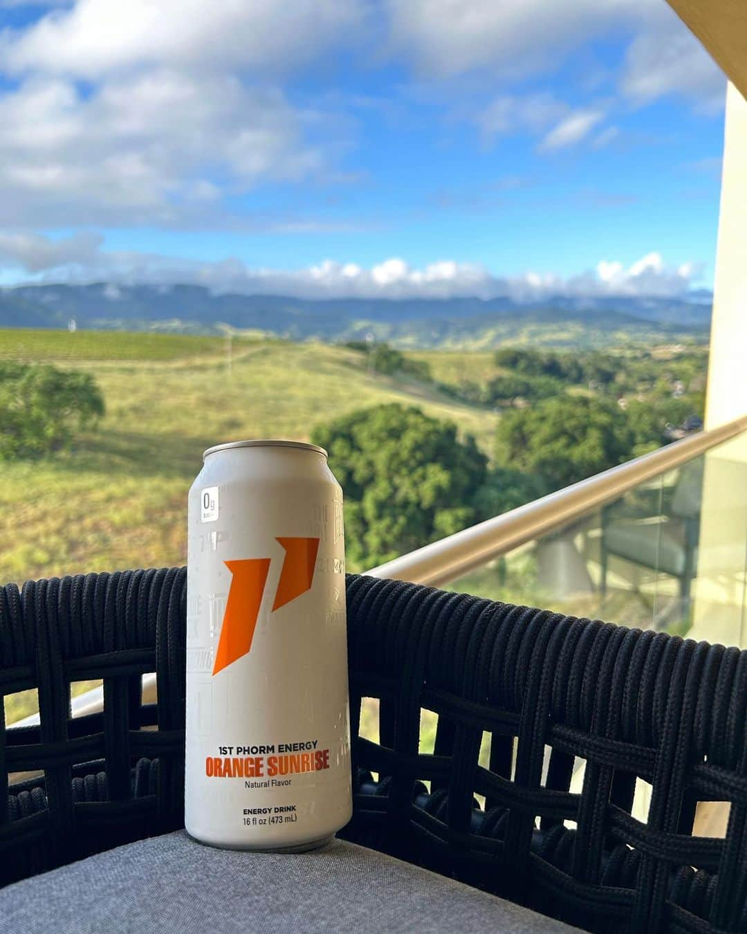 ジョジョ・ベイビーのインスタグラム：「Starting my morning off right with @1stphorm energy and this view 😍 Happy Friday everyone!」