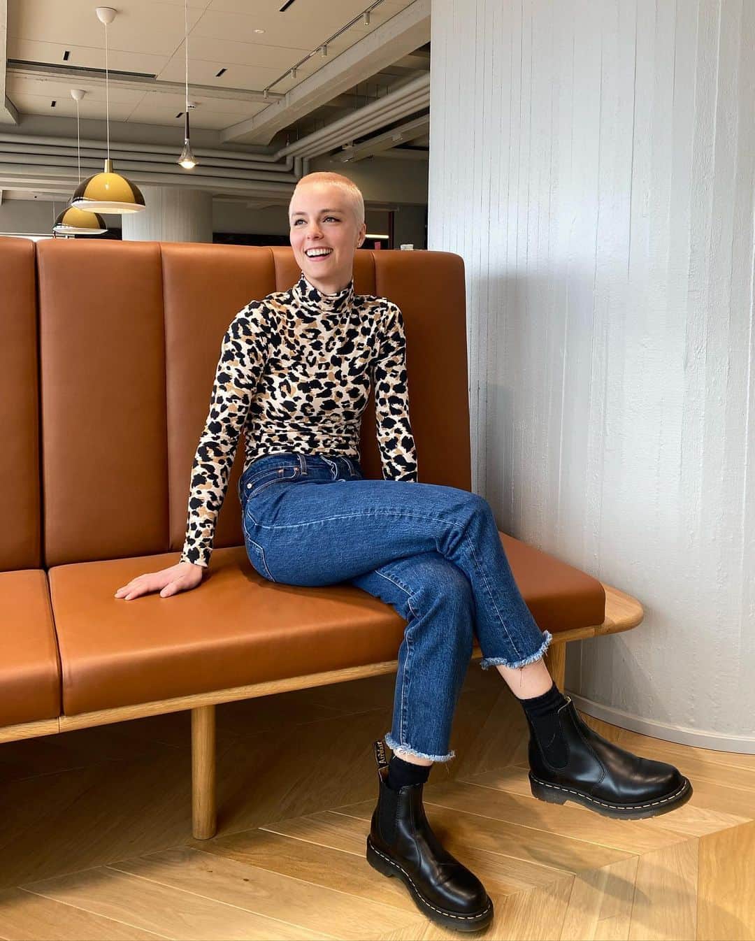 キーラ・コルピのインスタグラム：「Okay...so my hair is now shorter than Pika's 😂😱🥳🔥💪🏼 Proud of myself for having the courage to try something that I've wanted to do for a long time 💇🏼‍♀️  PS. Olen huomenna maikkarin Huomenta Suomessa vierailemassa klo 10 jälkeen. Pika saattaa näkyä siellä myös 😘🐾  📸: @ktiihonen   #hyppäävaan」