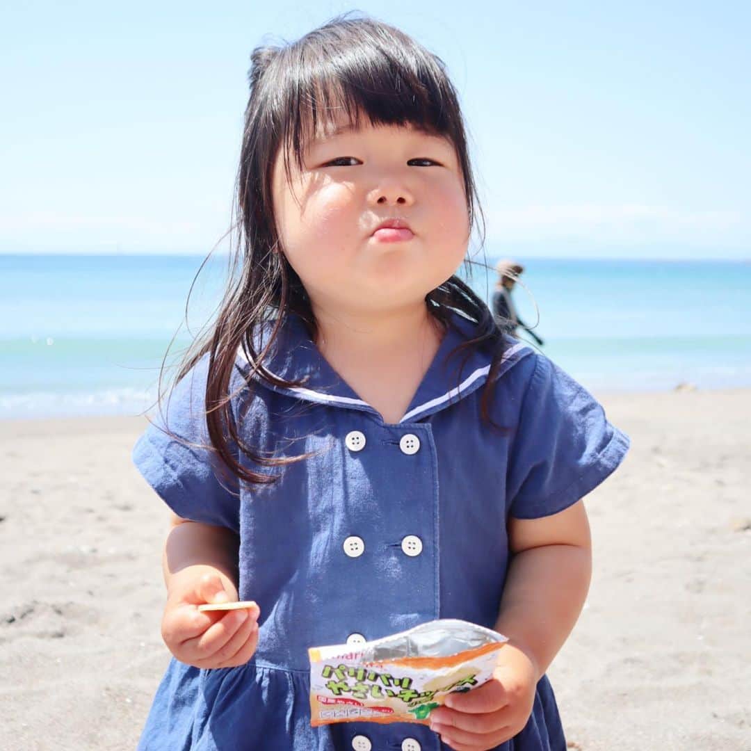 minsayuのインスタグラム：「* なんだこのドヤ顔… 大福も私も大好きなマルタのおやつ🍪🍘🍭🧡 アレルギーや添加物に気を配ったお菓子が豊富でよく購入しています🍪✨ 中でもお出かけにぴったりなのが個包装おやつ🎶 ・ソフトな小魚せん🐟…某赤ちゃんせんべいより断然美味です笑　甘味より塩気なサクサクせんべい✨ ・パリパリやさいチップス小袋…親子で大好きなチップス。1枚が結構小さめ、プァリップァリッで美味しい！！ほのか〜な甘味があります🥕 ・こめ粉ロールクッキーココア味…こちらも薄焼きロールがパリッパリ！！ココアといいつつ優しい甘さです🍪食感がたまらずすぐ無くなる… 1つずつが小ぶりで個包装なので食べ過ぎ防止に🙅‍♀️  今まで販売しているお店にわざわざ出向いていましたが ネットでも買える事を初めて知り…！！✨ マルタショップ直営店限定5/7（日）まで使える税込3,240円以上購入すると500円OFFクーポンが使えます✨【クーポンコード:marutagw】  @maruta_oyatu @maruta1902  #おでかけ#マルタのおやつ#小麦不使用#卵不使用#乳不使用#こめ粉ロールクッキー#こめ粉ロールクッキーココア味#ソフトな小魚せん#パリパリやさいチップス#食物アレルギー#米粉クッキー#PR」