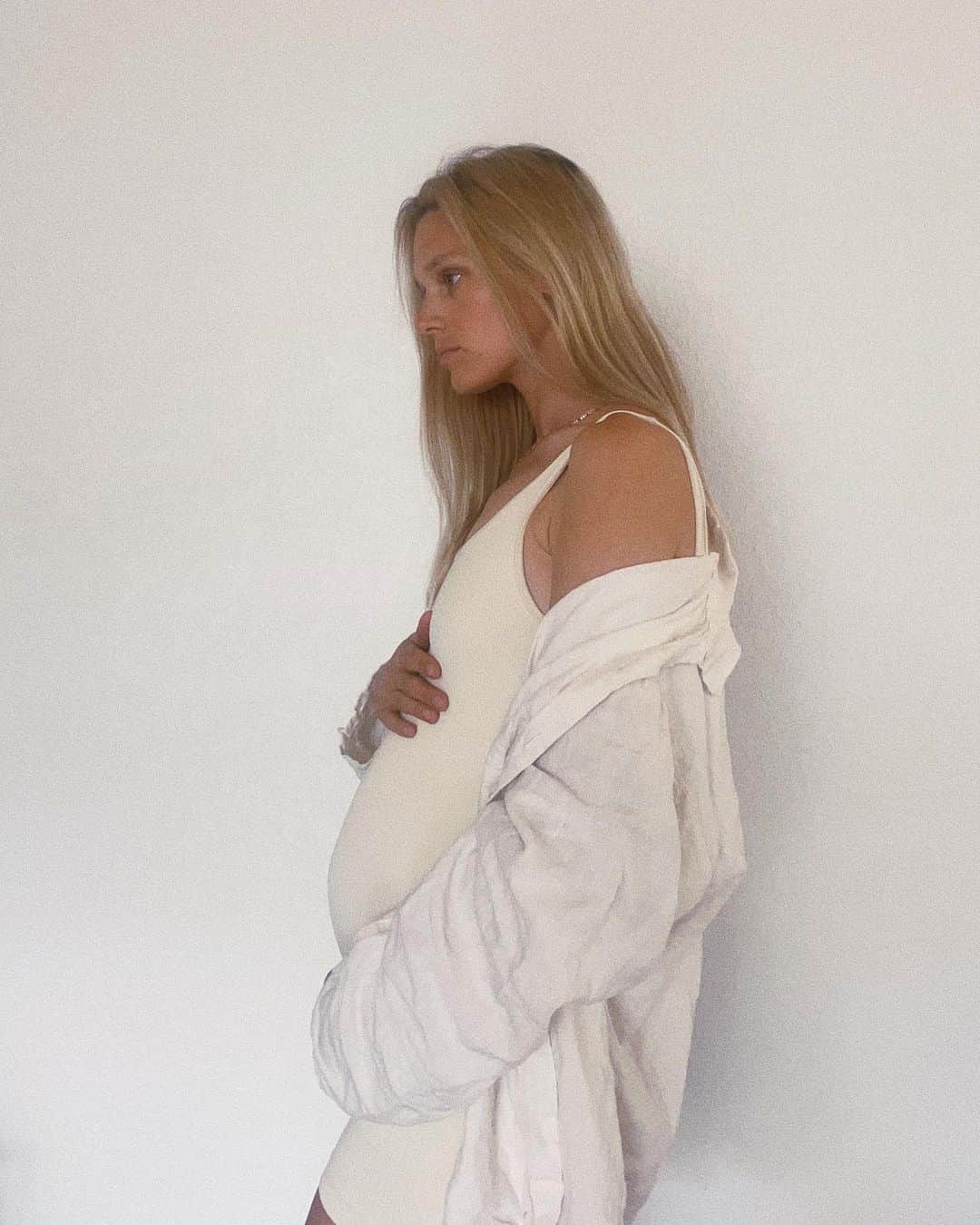 のインスタグラム：「Getting dressed in the morning can be challenging as this belly grows. For the next few months I’ll be focusing on the joys, not the frustration of dressing up this bump 🥰✨」