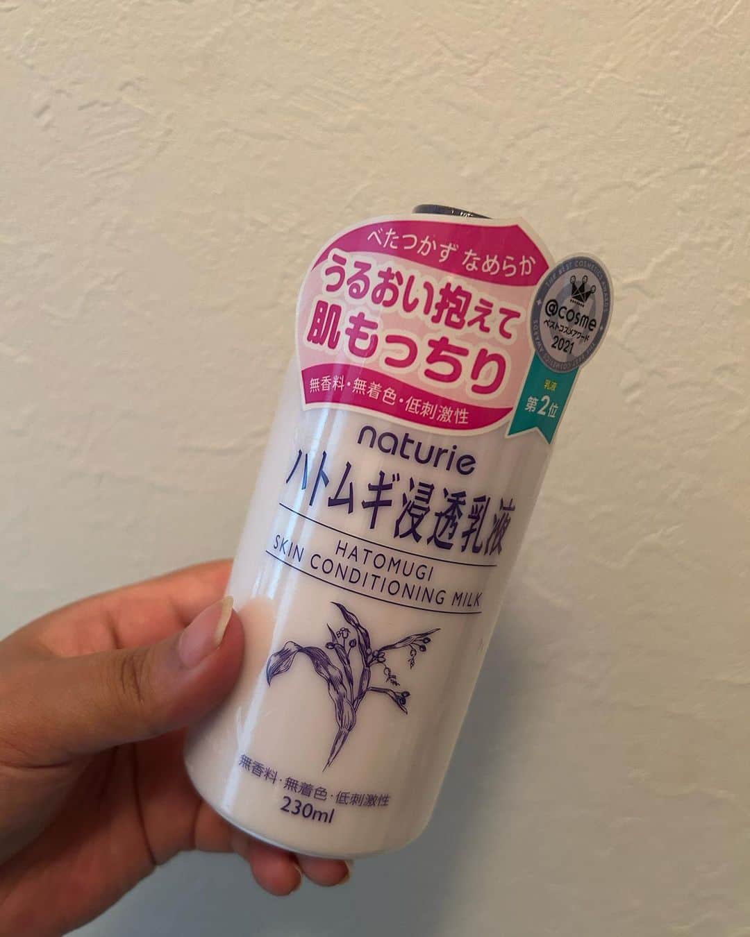 R!Nさんのインスタグラム写真 - (R!NInstagram)「今日の戦利品🧚 最近スキンケアにどハマりしている。  シカパック、周りが結構使ってて気になってたんやけど割と無視してて(おい)、ついに買う気になったので購入しました。なんか、40枚入りで4000円くらいの元値のやつが798円ぐらいで買えるって買いてあったので…  あとはハトムギの乳液。 化粧水もハトムギです。 しゃばしゃば使えて、めちゃくちゃリーズナブルなので気に入ってます。特に化粧水はお肌が少しひんやりするまで使うのがベストとどこかで聞いたので、結構量使うし値段も懐に優しいのでおすすめです。  毎日パックっていいのかな…？💭 いいっていう意見も聞くし、よくないって意見も聞く。  けど毎日仕事終わりにパックするのがめちゃくちゃ特別感あって好き。その日が無事に終わったって気がする✌️  何事も積み重ねと継続が大事なので、しばらくスキンケアに力入れてみます✨  まぁ、もうすぐ30代なのでスキンケアしっかりしとくことに越したことはないですね😂笑  てなわけで長文書きましたが読んでくれてありがとう！おやすみ〜」5月6日 0時09分 - rin_gemie