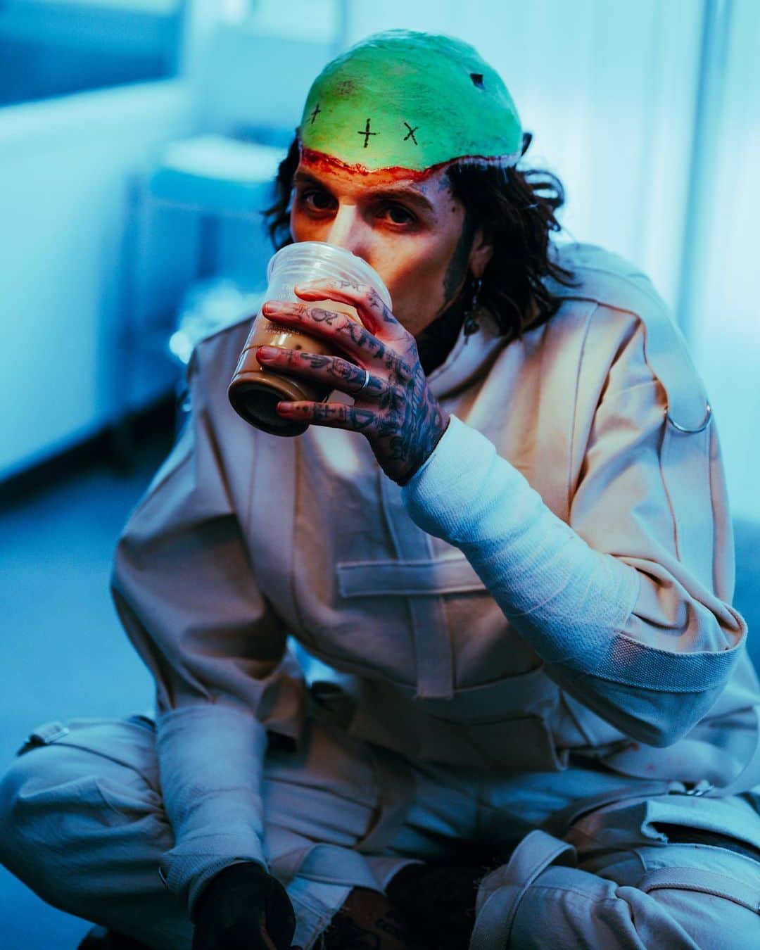 Kerrang!のインスタグラム：「‘The next time that I open up to someone will be my autopsy’ 🩸  Here’s a little behind-the-scenes look at Bring Me The Horizon’s incredible video for new single LosT 📸」