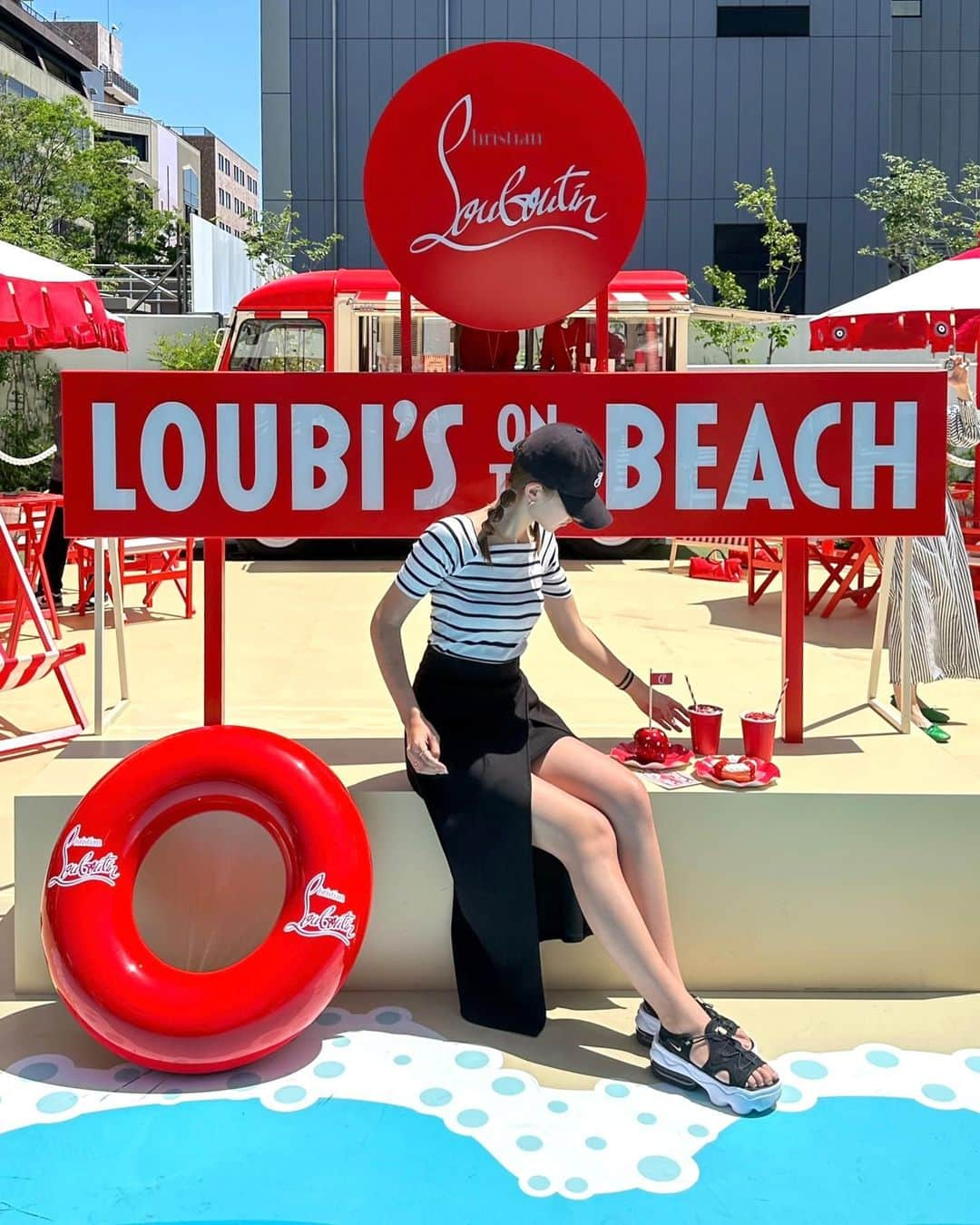 RIEさんのインスタグラム写真 - (RIEInstagram)「＼ 期 間 限 定 ／ 【 表参道 / @louboutinworld 】 ⁡ 表参道交差点に新しくできた クリスチャン・ルブタンのポップアップストア🏝️ ⁡ ビーチサイドを再現したカフェエリアが併設されていて🍉 ひと足お先に夏気分を味わうことができました☀️ ⁡ ワンちゃんもOKなので、赤い服を着たワンちゃんが たくさん写真撮ってて可愛かった〜優雅な時間( ･ᴗ･ )🫰🏼 ⁡ ショップではポストカードをいただけたり📮 この夏取り入れたいアイテムが並んでいました🌻 ⁡ ⁡ ⁡ オーダーメニュー📝 🍩 ルビズドーナツ　¥880 🍎 ルビズアップルキャンディ　¥1,080 🍹 ルビズシェイク　¥1,260 ⁡ ⁡ ⁡ ⁡ ~~~~~~~~~~~~~~~~~~~~~~~~ ☑︎ ルビズ オン ザ ビーチ表参道 ☑︎ 11:30～20:00  ☑︎︎ 東京都港区南青山5丁目1-1 OMOTESANDO CROSSING PARK ☑︎ 表参道駅 徒歩1分 ~~~~~~~~~~~~~~~~~~~~~~~~ ⁡ ⁡ ⁡ ⁡ ⁡ #christianlouboutin #loubisonthebeach #omotesando #表参道 #クリスチャンルブタン #ルブタン #ルビズオンザビーチ #ルビズオンザビーチ表参道 #表参道カフェ #原宿カフェ #ルブタンカフェ #ブランドカフェ #期間限定イベント #キャップコーデ #エアマックスココ #犬okカフェ #犬連れok #ビーチコーデ」5月6日 0時09分 - rie_tabi