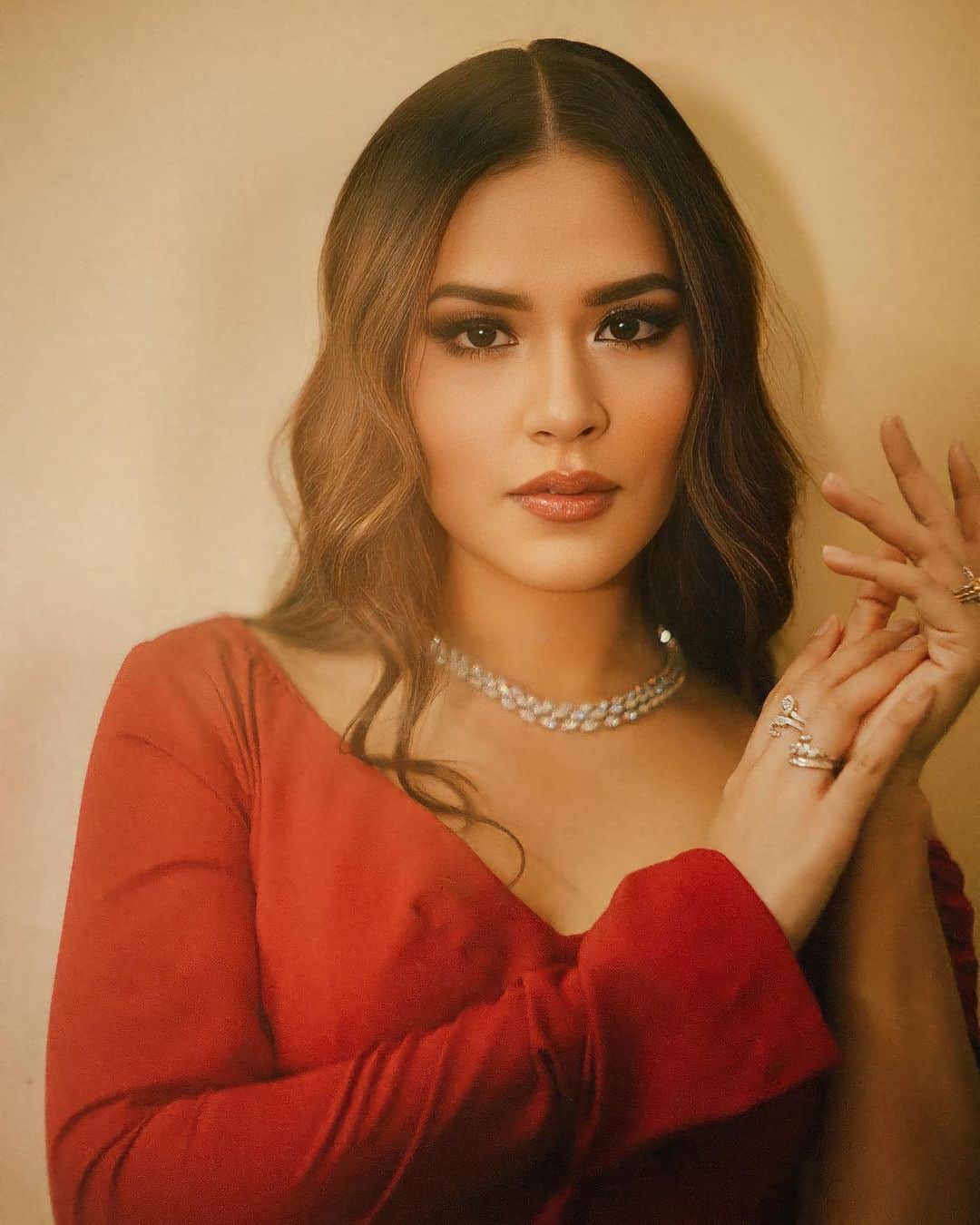 のインスタグラム：「And the look wouldn’t be complete without the hair, makeup & jewellery of course @mondial」