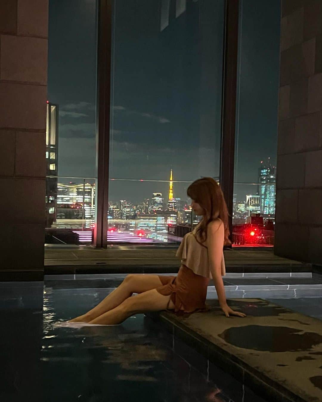 mikaのインスタグラム：「♥︎︎∗︎* 夜のプール  @aman_tokyo の温水プール 夜はキラキラな夜景と東京タワーみて 朝は富士山をみながら♡  #アマン東京 #アマン #aman #amantokyo #プール #夜景 #絶景 #幸せ時間 #ホテルステイ」