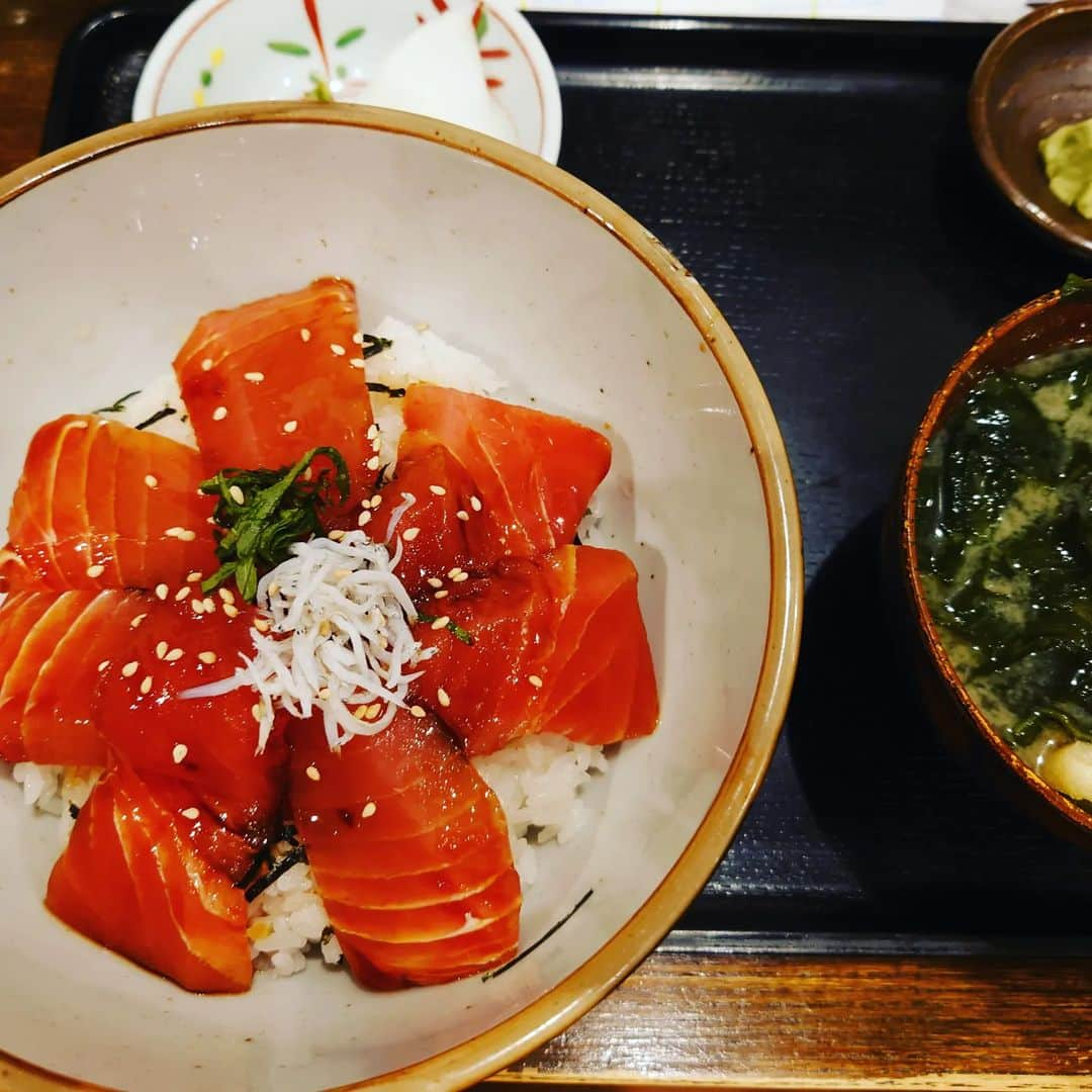 郷司利也子さんのインスタグラム写真 - (郷司利也子Instagram)「かなり前になりますが、巣鴨の定食屋さんで食べました。 糖質は運動で落とせるので、燃やしやすい魚の脂。 ポテトサラダ食べちゃったけど笑 巣鴨ときわ食堂。 こんな定食屋さんが近くにあるといいな〜。  私のＧＷは、療養になりました！！ 喉も痛くない、咳も熱もなし、突然声が枯れて、１時間程で声が全く出なくなりました💦💦  コロナ諸々検査を行いましたが、陰性でした。 普通の風邪が喉にきてしまったようです。  話すと空気しか出ないというはじめての経験をしました。  今後の仕事に影響してくるので、頑張って治しています。  今日やっと声枯れのオネエにはなりました。  スポーツイベントもクリスタルジムもまだ先の予定で助かりましたが、これが直前だったらと考えるとおそろしいです😅  会社員としても、電話はとれないし、このご時世風邪をひいたら、人前に出れませんし。  休みはつぶれましたが、ＧＷで良かったです💦💦  ※5月27日キッズフェスタやります。 私もガリットチュウさんと一緒に出演します https://kids-festa.jp/program/category/area/area02/ ここからチケット買えます！  #ボクシング#ゆるっとダイエット#ボクシングエクササイズ#クリスタルジム#エクササイズ#トレーニング#ダイエット#アラフォーダイエット#格闘技エクササイズ#格闘技女子#格闘家#アラフォー#ダイエット日記#プロボクサー#ボクサー#筋トレ#腹筋#ボクシングエクササイズ#フィットネス#フィットネス女子#アラフォーダイエット #アラフォーダイエット日記#運動嫌い#運動苦手#体動かすのは嫌いじゃないけど不得意 ##よしもと興業 #よしもとスポーツ#巣鴨#食堂#GW」5月6日 0時25分 - goshiriyako