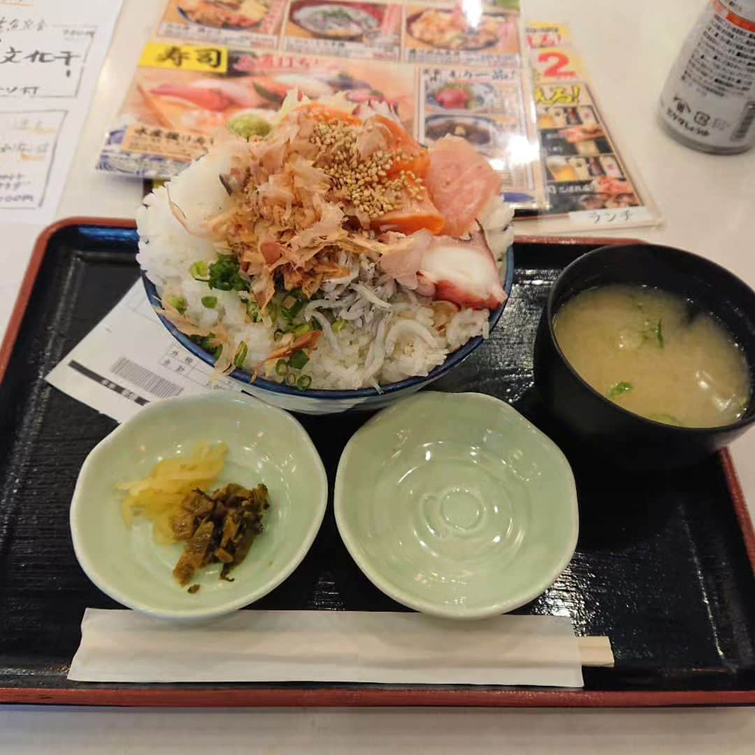 グレート義太夫のインスタグラム：「大庄水産 ブツ切り賄い丼(大) 腹パンです。 #大庄水産狛江店店  #ブツ切り賄い丼(大) #マンガ盛り」