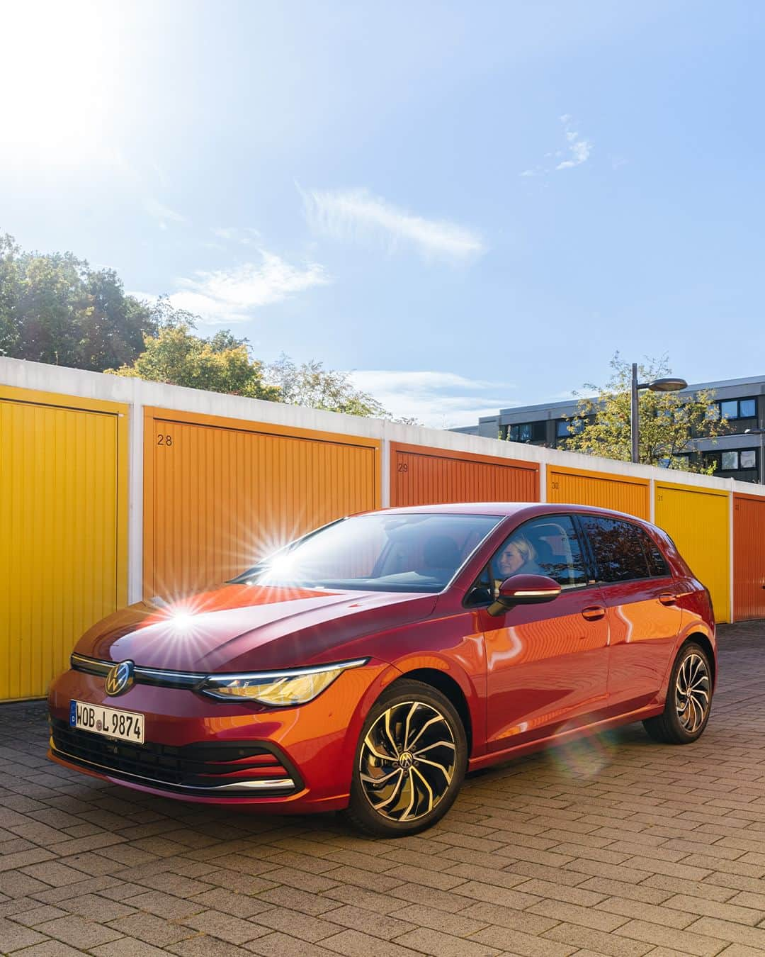 フォルクスワーゲンさんのインスタグラム写真 - (フォルクスワーゲンInstagram)「Oh, sunny day. ☀️❤️ #urban #sunshine #vwgolfetsi #volkswagen #vw  The vehicle displayed shows optional equipment.」5月6日 0時20分 - volkswagen