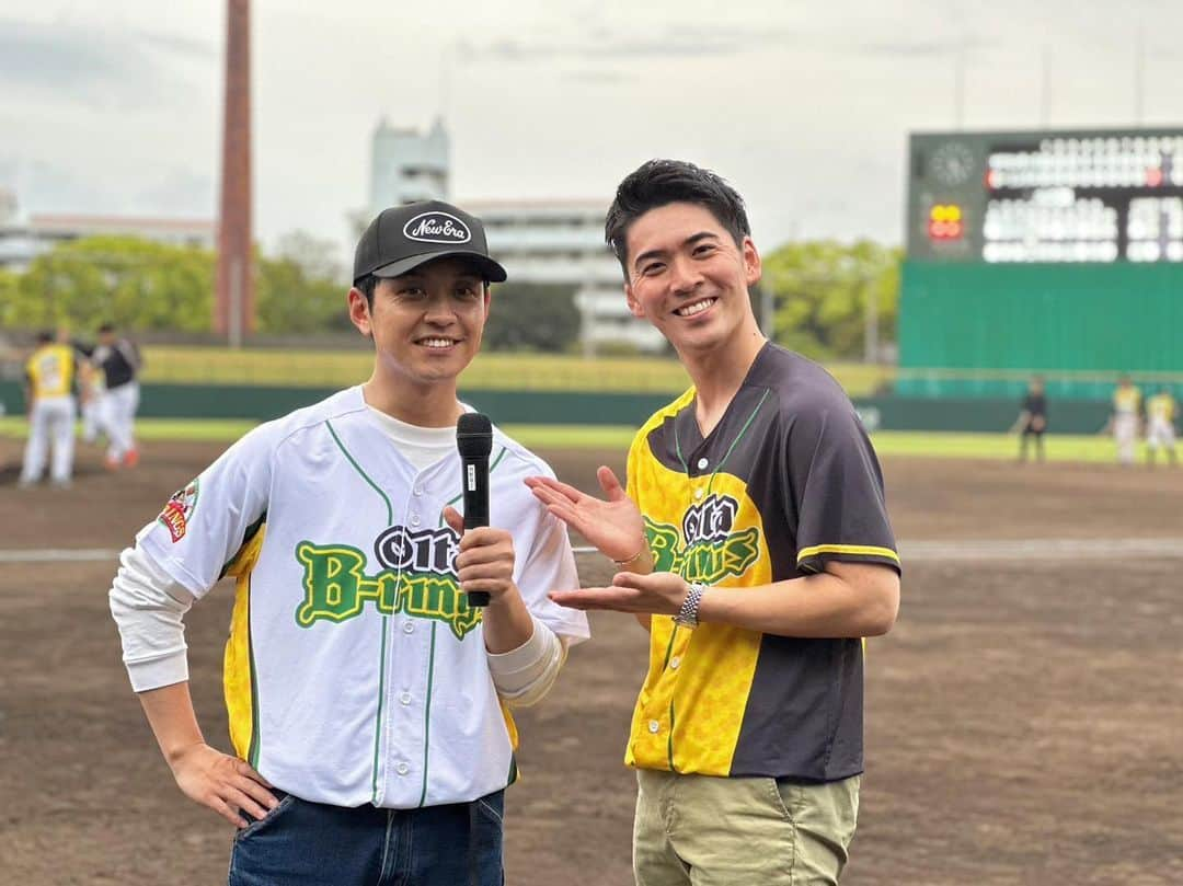 藤村晃輝さんのインスタグラム写真 - (藤村晃輝Instagram)「別大興産スタジアムで 中身の濃い2日間を過ごせました。  スタジアムMC・岡部峻太さんの サポート役（サブMC）として お手伝いさせていただきました。  個人的な反省点は 多々あるのですが…  ビーリングスの魅力が少しでも 多くの方に届いていたら嬉しいです🐝  選手のサイン入りグッズが当たる 大抽選会があったり、  試合前やグラウンド整備の間に 選手たちと一緒に バッティング練習などができたり すごく魅力的な空間やなあと感じました。  また機会があれば MCで盛り上げたいなあ…と思いつつ  これからも大分のスポーツの魅力を どんどん伝えていきます！  #大分bリングス #野球 #スポーツ  #岡部峻太 #大分 #oita #藤村晃輝」5月6日 0時21分 - fujimura_koki_tos