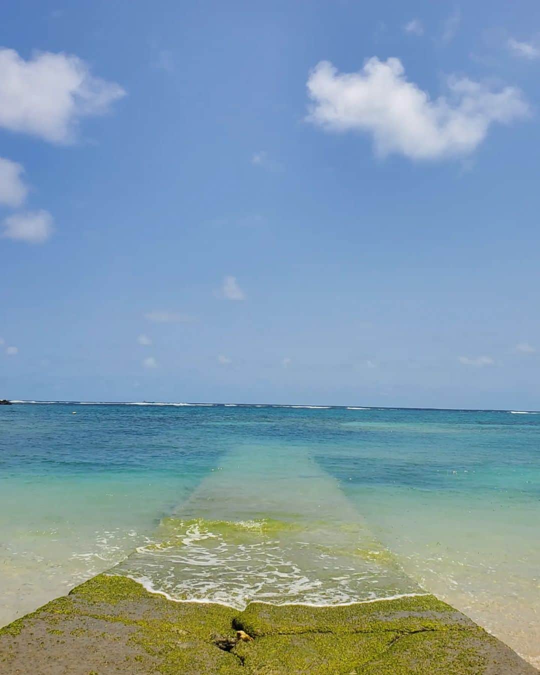 広瀬みくさんのインスタグラム写真 - (広瀬みくInstagram)「毎日更新するために沖縄の写真 小出しに投稿してるけど まだまだ続くのでお付き合い下さい\( ˙꒳​˙ )/🤍笑     果報バンタからすぐ近くにある【ウクの浜】 初めて行ったけどめっちゃキレイで穴場やったし、絶対また行きたいなー✨       #沖縄 #ウクの浜 #うるま市 #宮城島 #沖縄好きな人と繋がりたい #沖縄旅行 #沖縄大好き #海 #ビーチ #絶景 #ミニワンピ #後ろ姿 #キャンギャル #レースクイーン #okinawa #beach #trip #japan #ocean #view #racequeen #japanesegirl」5月6日 0時22分 - miku__hirose