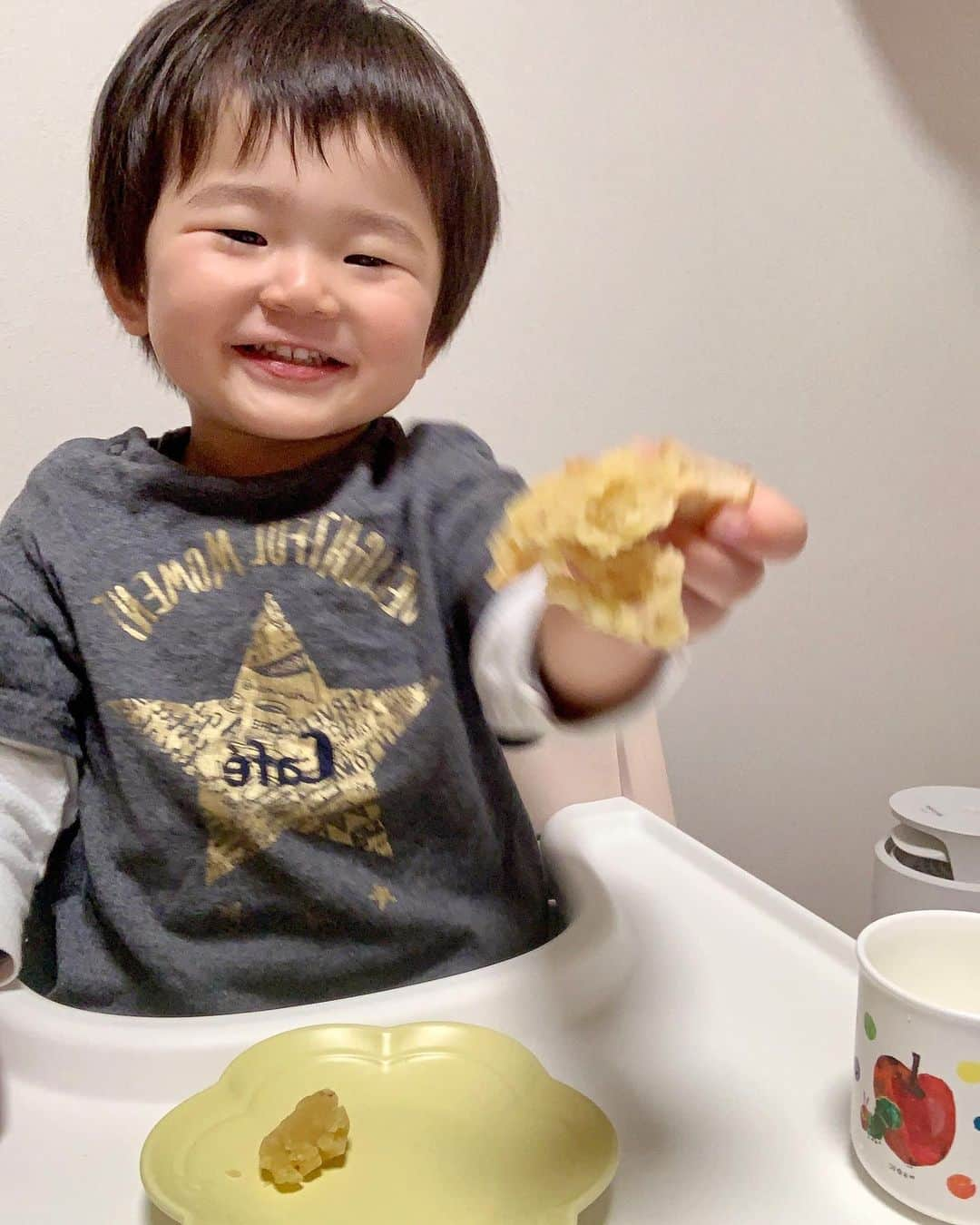 吉村優さんのインスタグラム写真 - (吉村優Instagram)「* 子供の日🎏 一日一日の成長が目に見えて 出来ることが沢山増えたボク👦🏻 写真で遡ると色んな思い出がありすぎて 一年の変化がもの凄いけど 一貫して食べることへの執着は変わらず🍓 生クリームのケーキを解禁したら よくケーキが食べたいといい 一緒に食べようとしても 私が食べる前にすでに一つ完食していたり🍰 お弁当持って公園へ行こうと準備していたら、 用意しておいたお弁当を勝手に広げて パジャマのまま家でつまみ食いしていたり🍙 ご飯を作っていたらキッチンに椅子持ってきて 作ったそばから味見味見と言って キッチンで完食したり🍳 これからの食事量が恐怖😅 オッサンみたいな行動や仕草に態度もよくあるけど まだまだ可愛い２歳児🫶 沢山食べて元気で健やかに逞しく 育ってくれますように🥰 * #こどもの日 #子供の日 #2歳」5月6日 0時22分 - yuyoshimura87