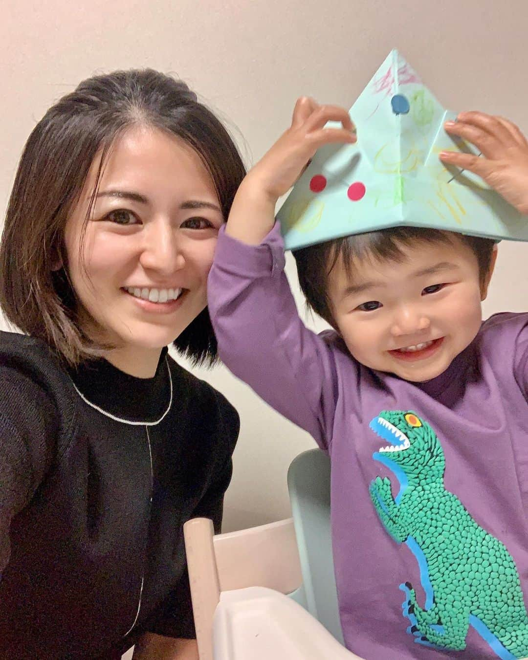 吉村優さんのインスタグラム写真 - (吉村優Instagram)「* 子供の日🎏 一日一日の成長が目に見えて 出来ることが沢山増えたボク👦🏻 写真で遡ると色んな思い出がありすぎて 一年の変化がもの凄いけど 一貫して食べることへの執着は変わらず🍓 生クリームのケーキを解禁したら よくケーキが食べたいといい 一緒に食べようとしても 私が食べる前にすでに一つ完食していたり🍰 お弁当持って公園へ行こうと準備していたら、 用意しておいたお弁当を勝手に広げて パジャマのまま家でつまみ食いしていたり🍙 ご飯を作っていたらキッチンに椅子持ってきて 作ったそばから味見味見と言って キッチンで完食したり🍳 これからの食事量が恐怖😅 オッサンみたいな行動や仕草に態度もよくあるけど まだまだ可愛い２歳児🫶 沢山食べて元気で健やかに逞しく 育ってくれますように🥰 * #こどもの日 #子供の日 #2歳」5月6日 0時22分 - yuyoshimura87