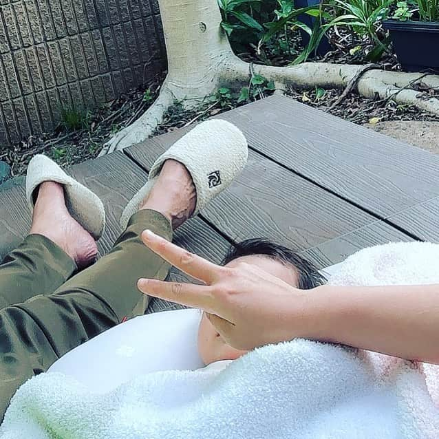 丸山桂里奈さんのインスタグラム写真 - (丸山桂里奈Instagram)「こどものひ。すぎてしまったけど振り返ればこどもの日。 生まれて初めてのこどもの日。 全国のこどものみなさまおめでとうございます👶㊗️ 我が家娘は、マイペースに今日も楽しんでましたぁ。ただ昼寝をしなかったのに寝つきも悪く寝かしつけに失敗しました😭 ようやくさっき成功しましたがとにかく体力も使うし脳みそもぐるぐる、目々バキバキ😭あ、私がです。 昼間寝なくても寝ないし，寝ても寝る時は寝るし、なんだかんだ難しい。まだ読めない部分が多いですね🥲ただ、そんな大変さも全て思い出で、成長につながるて気持ちでいます。育児が楽しいなんて最初は口がしまるくらい言葉にはできなかったし，今はその時に比べたら楽しいというよりかは余裕が出てきた感覚です😀 娘もこの世に生まれてもうすぐ三ヶ月だけど、私もママになって同じくもうすぐ三ヶ月。わからないことも悩むことも反省することもあるけれどこうして日々一緒に成長できることが嬉しいんです😳だから頑張れるんですよね🙆‍♀️ 周りの方々に支えていただいたり、みなさんのメッセージやアドバイスに支えていただいたり、家族や友人に支えてもらい、私もだし娘も幸せですね😍😍😍 ありがとうの気持ちでいっぱいです。 さー5月もはじまりますが、はじまったら終わります。とにかく毎日を大切に瞬間瞬間を楽しむ気持ちで、肩の力を抜きながらいきたいです😌←なかなか肩もガチガチかたい😫 時間があると、日光浴や風にあたったりしています。娘と本並さんがいつも2人でジャレジャレしてるので私も負けじと加わりました😌もう、娘が一歩リードしてる。 私も負けじと頑張ります(笑) さ、まだまだ寝れない真夜中。最近眠る時間が長くなったので真夜中に起きるかわかりませんが、、、。 一旦、おやすみなさーい。  #こどもの日 #鯉のぼりいたね #ただ昔はもっといたよね #街に鯉のぼり見なくなったね #全国の子供さんおめでとう #子供は可能性しかない #たくさんたくさん成長してほしい #子供に優しい国でいてほしい #ママにも優しい国でいてほしい #明日も娘と一日楽しみます #隙間があればくっついていたい #可愛すぎます #あー愛おしい #ノンアル飲んでから寝よう #いい意味で #インスタバエ」5月6日 0時27分 - karinamaruyama