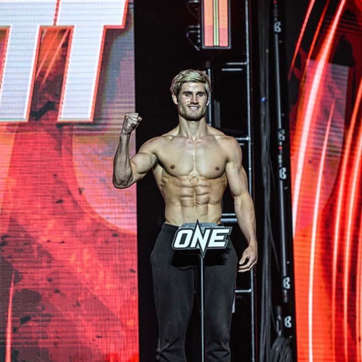 セージ・ノースカットのインスタグラム：「Tonight it’s going down! Catch me live on @primevideo #ONEFightNight10 @onechampionship」