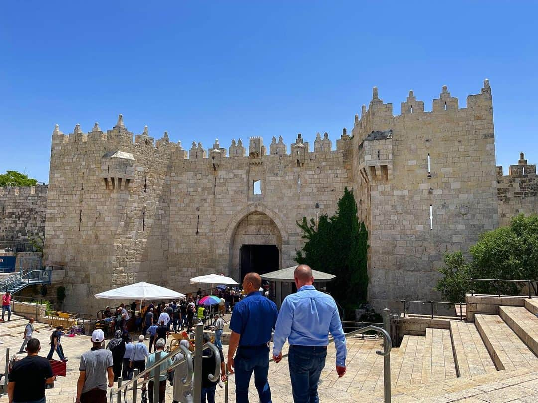 新田朝子のインスタグラム：「☀︎☀︎☀︎ In between spring/summer, #damascusgate in JLM.  #jerusalem #livinglife #lifeinjerusalem #livingabroad #middleast   #エルサレム #エルサレム旧市街 #旧市街 #エルサレム在住 #中東 #中東在住」