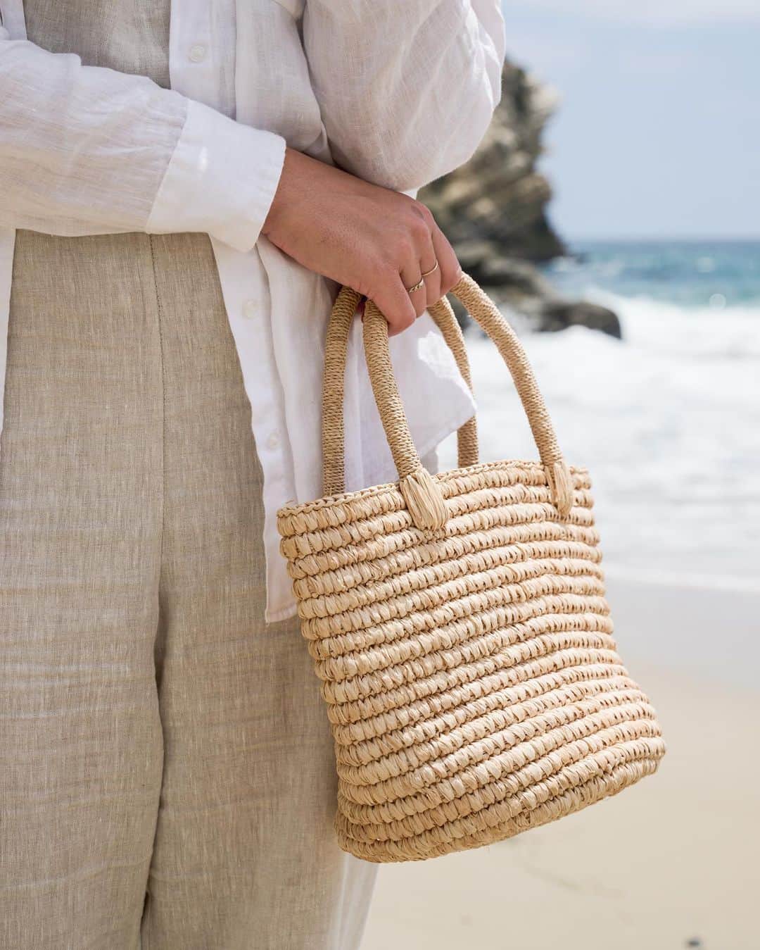 The Little Marketのインスタグラム：「We're down to the final few, but don't feel blue! Our most-loved raffia handbags, along with our entire collection, are now available for purchase at 40% off. Happy shopping 💗」