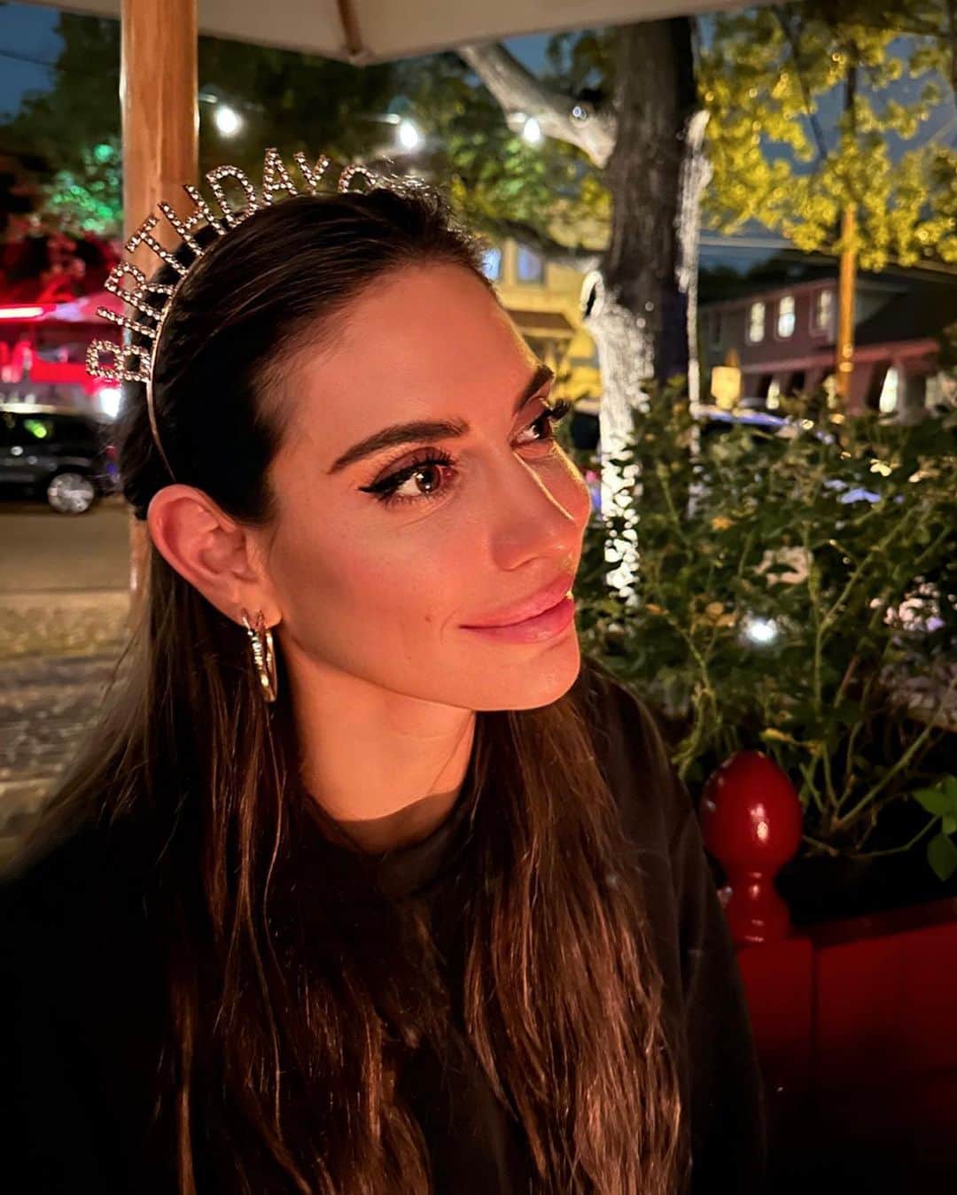 ヴァレンティン・トーマスのインスタグラム：「I’d lie and say I’m 29, but my age in on goddamn Google. But it also says my birthday is June 18th and that I’m worth 5M$ so what the hell I’M 29 🤷‍♀️👸 💅🏻 Happy Tacos Day」