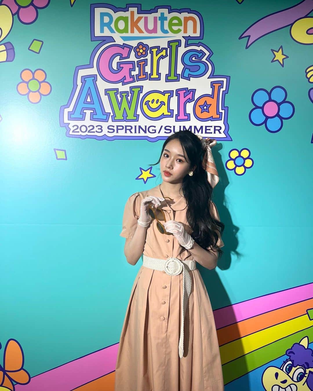 天翔天音のインスタグラム：「𓂃   『Rakuten Girls Award2023 SPRING/SUMMER』 ありがとうございました🌼  夏！な爽やかレトロガーリーなワンピースに スカーフリボンにサングラスで歩きました𓂃 ✿  1つ目のステージ　#Fint. ヨーロッパの街並みを歩いてる様な気分でした🇫🇷💐  楽しかった~  #天翔天音 #天翔愛 #姉妹コーデ #ガルアワ  #夏 #GirlsAward2023SS #fint #ステージ #ランウェイ #ガールズアワード」
