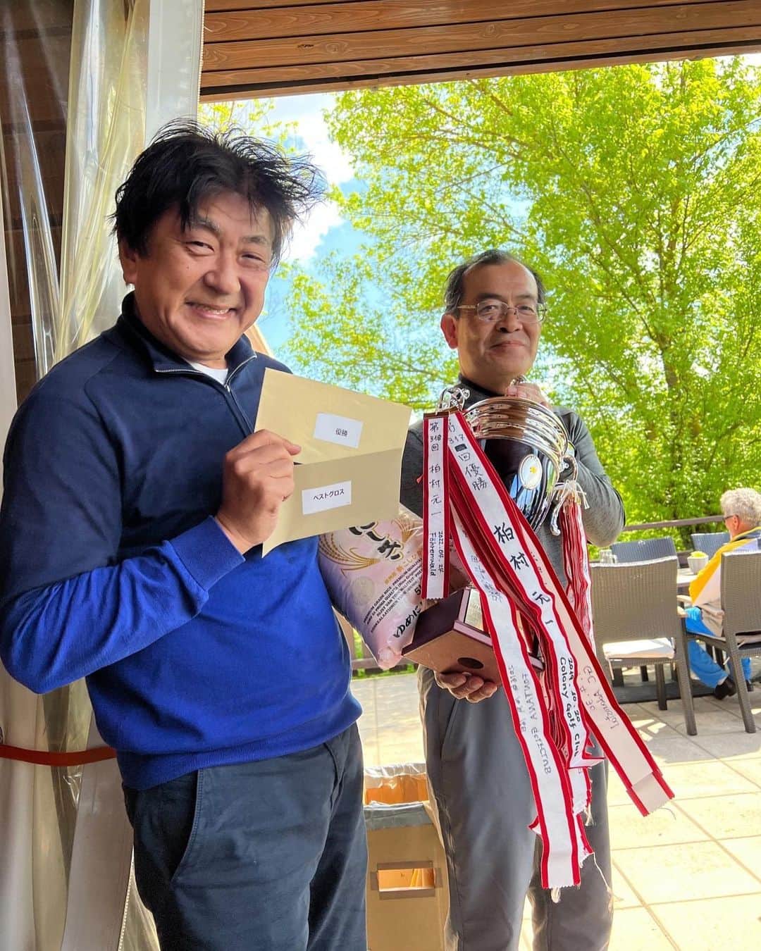 のインスタグラム：「演奏会の連続が少し落ち着き、先日＜ウィーン日本人ゴルフ月例会＞に出て、完全優勝することが出来ました！ 今年は年始からずっと忙しくて、そもそもクラブを持つ時間をほとんど見つけられずにいました。そこに来てあの転落事故による怪我😭が重なり、ゴルフに対するモチベーションが明らかに下がっている自分がずっと悲しかったんです。 怪我による肩の違和感のせいもありましたが、自分の中で「まあいいか」が支配するんですね〜これが自分らしくないというか、大好きなことを忘れてしまいそうな自分が嫌なんですね〜 まぁそんなわけで、まずは痛みがないことを確認からスタートして今回は励みました✊ 優勝カップ、ベストグロス賞、そして貴重なお米もゲット！ほんとうに嬉しい一日となりました✊   My concerts in Japan and Switzerland in April has finished and I was able to play in the “Japanese Golf Monthly Competition in Vienna” the other day and win a victory completely ! I was so busy since the beginning of the year that I hardly found time to pick up a club. In addition, I was sad that my motivation to play golf had clearly dropped after the injury from the fall accident 😭. This is because I felt uncomfortable in my shoulder, and I tended to think like “Oh well, whatever” - this is not like me, and I hate myself for forgetting what I love😭. Anyway, I played the golf this time, starting by making sure there was no pain in my shoulder✊. Finally I got the winner's cup, the best gross prize and precious rice for sub-prize! It was a really happy day✊   #ゴルフ#ゴルフバカ#golf#NoGolfNoLife #佐渡裕#YutakaSado @yutakasado_official」