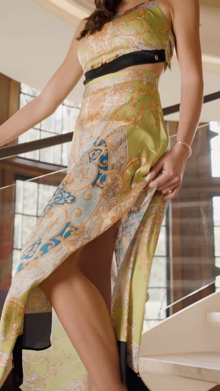ゲスのインスタグラム：「The perfect print for your next European getaway. #LoveGUESS」