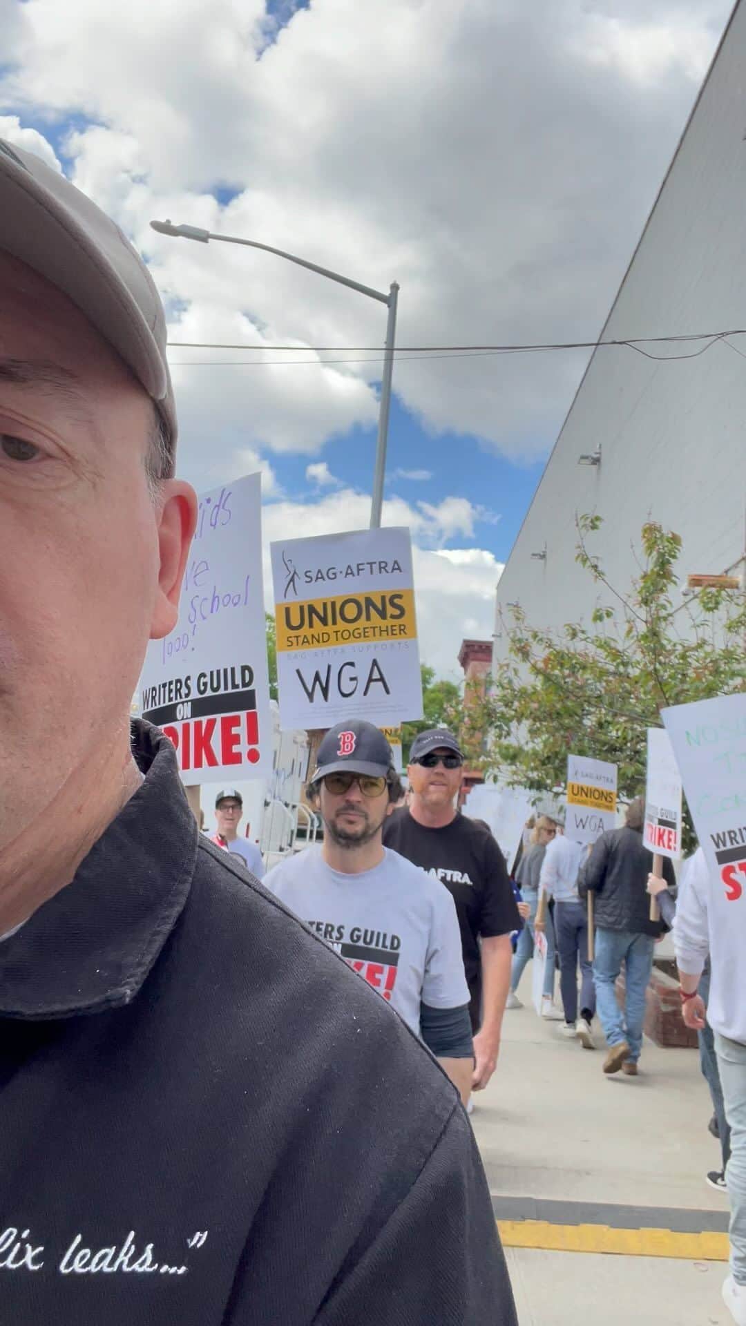 ジョン・キャロル・リンチのインスタグラム：「#solidarity  @wgaeast @sagaftra on location jewel&meserole Brooklyn」