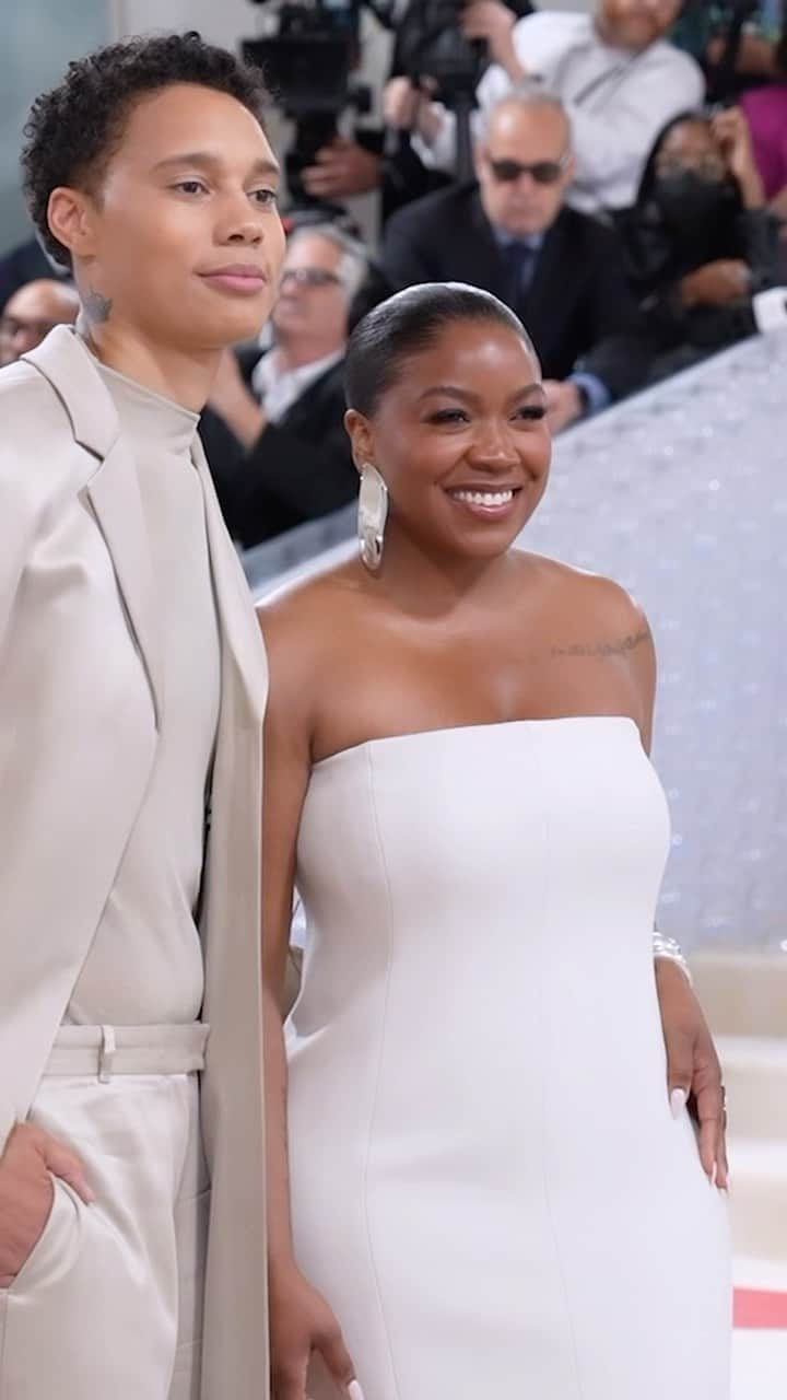 ブリトニー・グリナーのインスタグラム：「Our first time attending the #MetGala, come GRW•US! Click the link in bio to see behind the scene in full and get all the details on our looks!   Custom Look by: @calvinklein  Styled by: @courtneydmays  BG’s Grooming: @adammaclay  BG’s Barber: @regdabarber  Relle’s Hair: @michelleandhair  Relle’s Makeup: @reneemadeulook  Relle’s Manicurist: @theset.bykj」