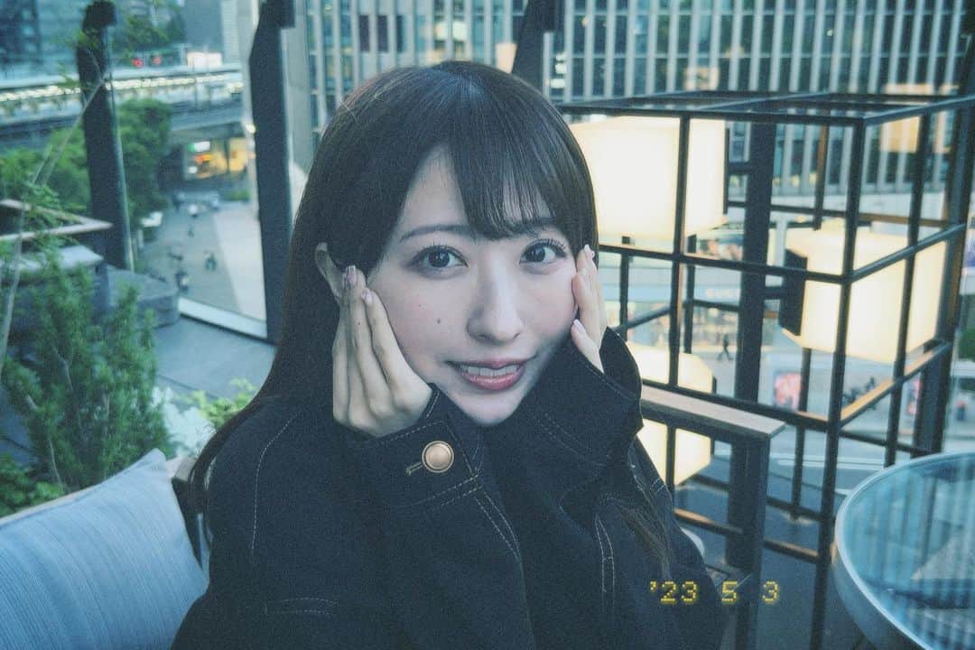 小桃音まいのインスタグラム：「📸  最近ハマってるフィルムカメラ風の写真🩶  いつもと違う感じの写真もどうですか？」