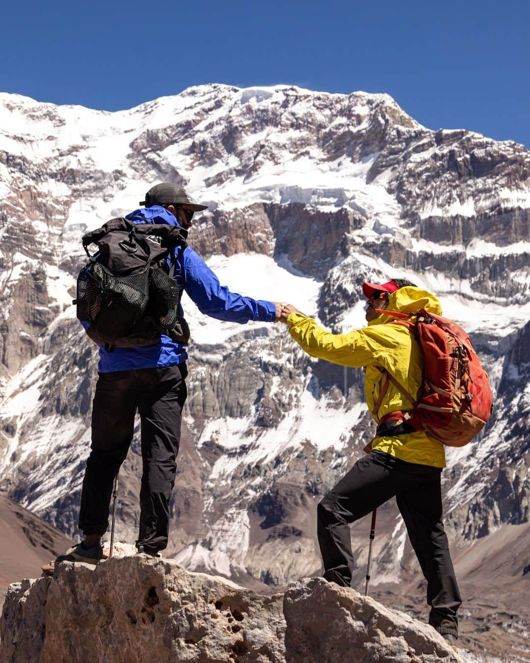 マーモットのインスタグラム：「Gearing up to go the distance 🤜 🤛   Max Djenohan @nomadikmax and Bruno Pavone @brunopavoneguide are at Mirador Plaza Francia (13,779 ft) in front of the famous south face of Aconcagua. The south face of Aconcagua is 9,000 feet tall, one of the biggest walls in the world.   Pictures: @jsack_photo」