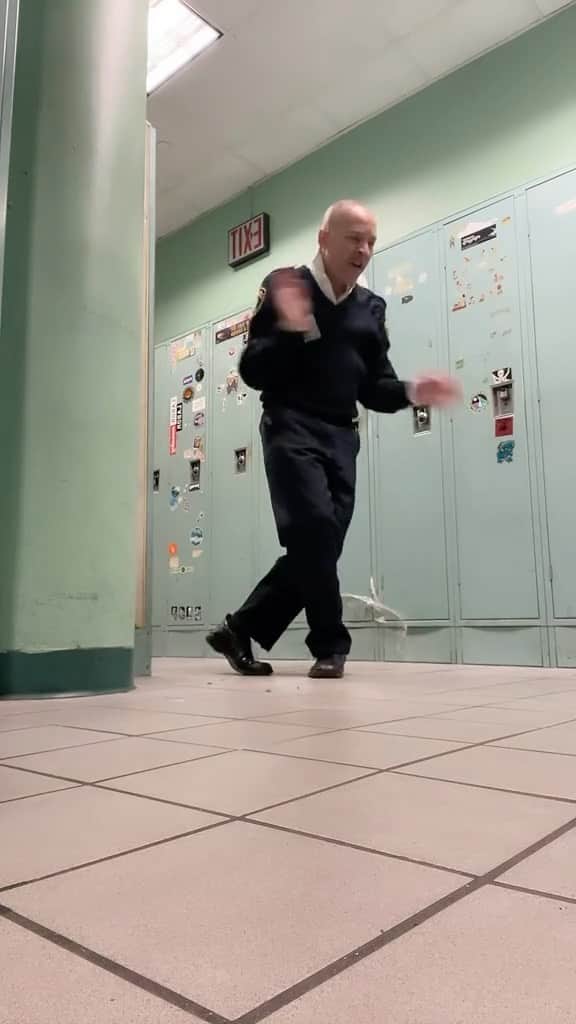 マイケル・ジャクソンのインスタグラム：「It’s very cool to see MJ fans using the “Thriller 40” demos official audio on TikTok to create their own new dance posts. Check out Jamiel Pridgen who took time on his lunch break to jam out to Michael’s “Who Do You Know”. [TT: jamielpridgen]」