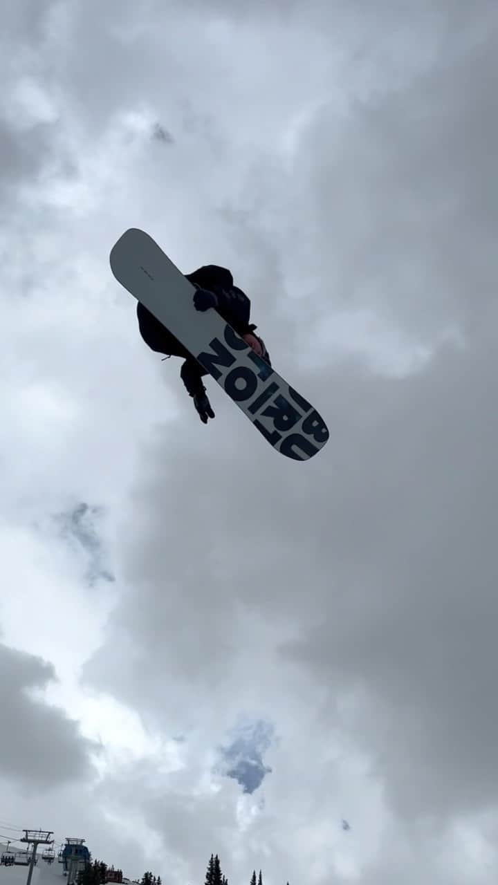 アナログクロージングのインスタグラム：「“@redgerard DROPPING” ↘️ @woodwardpeacepark day 3.   #Burton  #Snowboarding」
