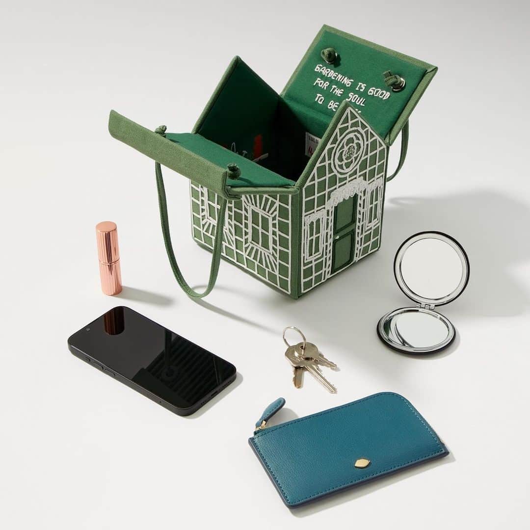 ルルギネスのインスタグラム：「Best of both worlds, not only is each bag a standout piece but it is also practical fitting all the essentials. Which bag is your favourite? Comment 💚,🖤or❤️.  Shop the full collection online now.  #LuluGuinness」
