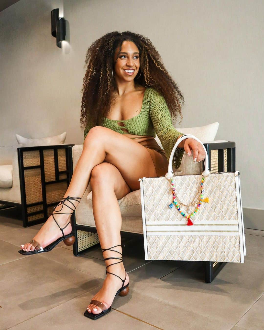 ALDO shoesのインスタグラム：「Spotted #ALDOCrew @itskaylasimone_ getting all dressed up in our ultra-comfy #ALDOPillowWalk strappy sandals Moda paired with textured tote Kyrix. Drop a ☀️ in the comments if you love your summer self as much as we do! #ALDOMyFavoriteMe」