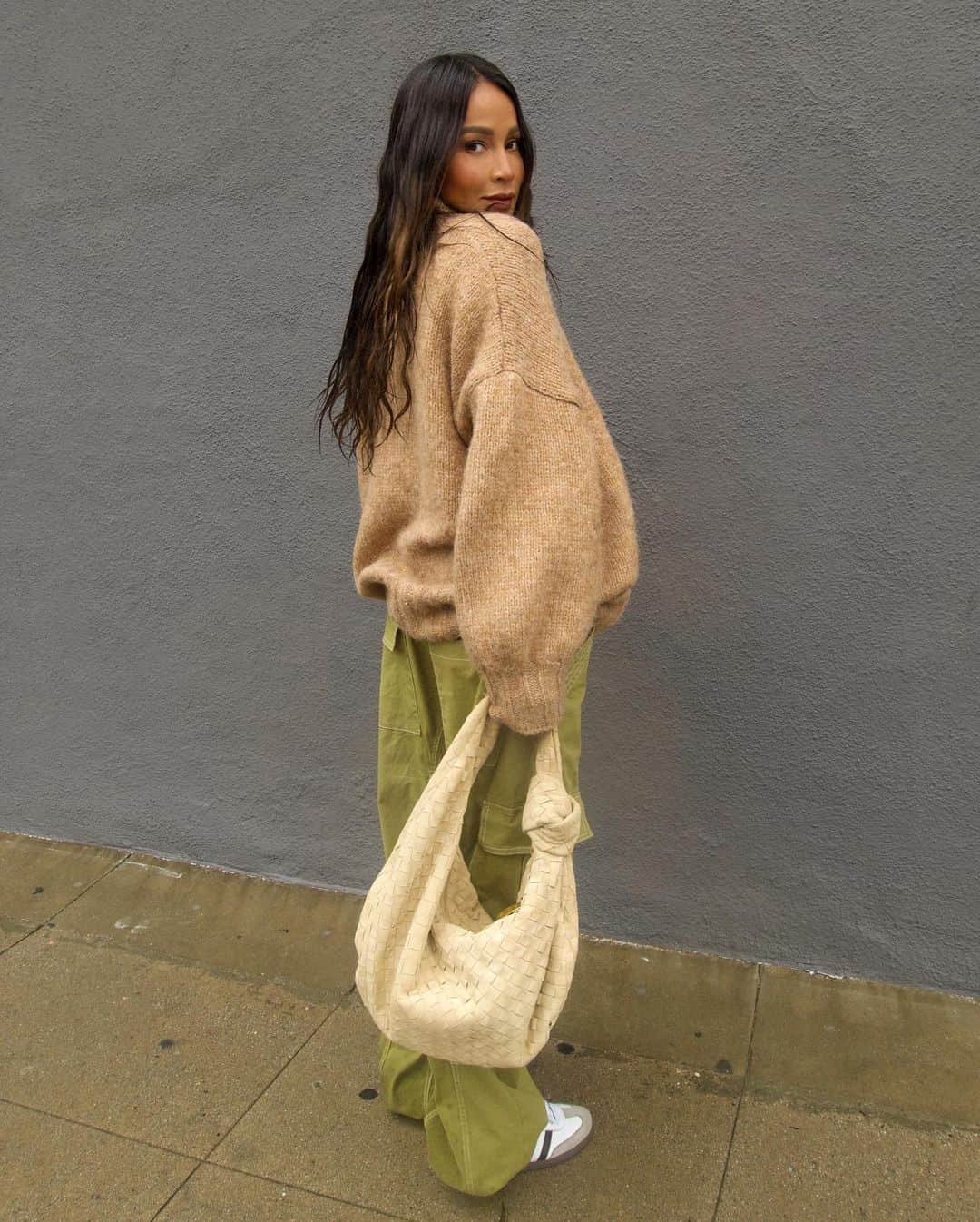 ジュリー・サリニャーナのインスタグラム：「Cozy-cozy because this LA rain won’t go away. 🌧️  #maternitystyle」