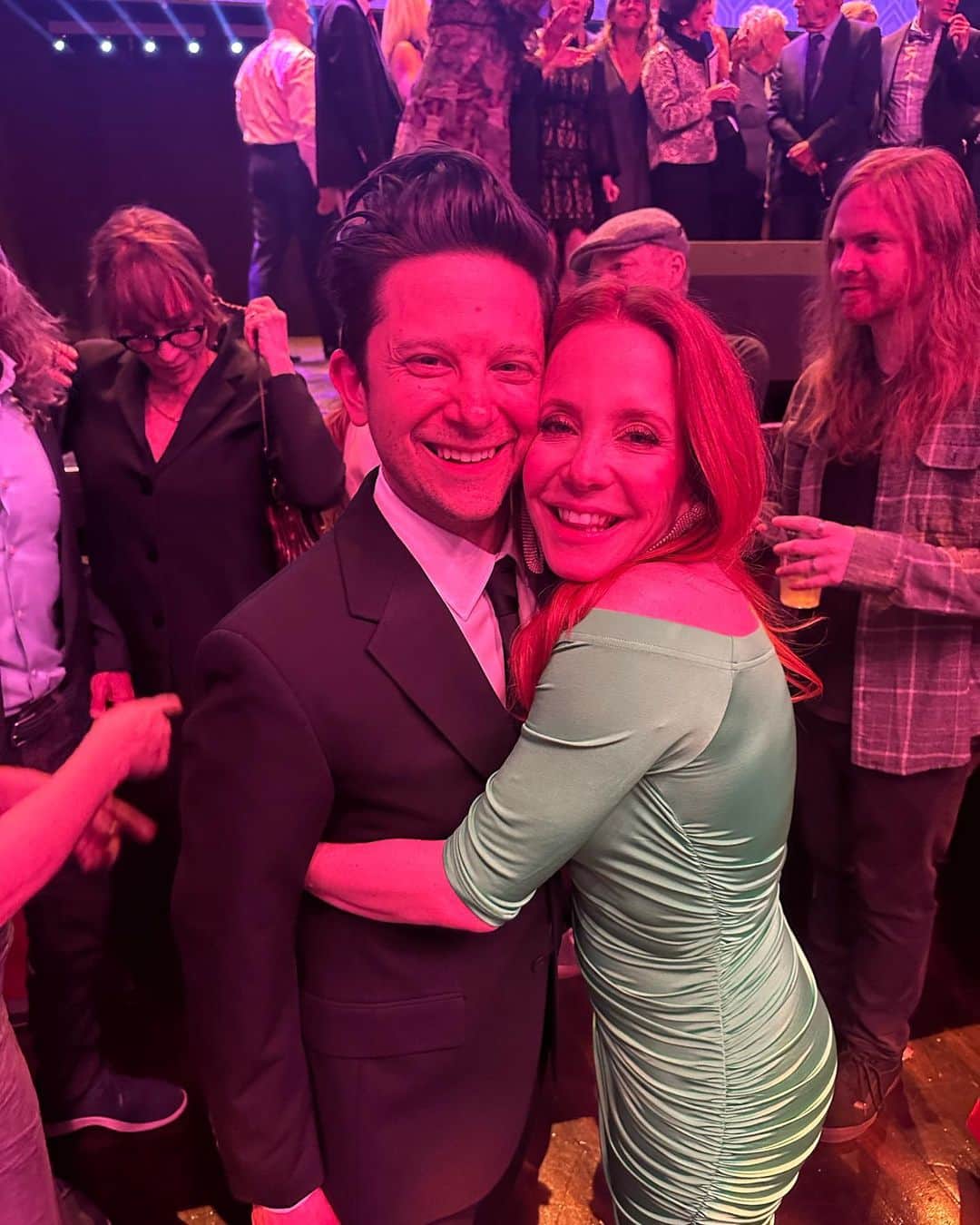 エイミー・デビッドソンさんのインスタグラム写真 - (エイミー・デビッドソンInstagram)「Such a lovely evening supporting the @johnritterfoundation and helping to raise awareness for aortic health. 🫶🏻 @yasbeckamy your devotion to this cause is extraordinary. 🙌🏻Thank you. 🙏🏻 We love you! Reunited with some pretty amazing people, the only person missing was you, John. ♥️  Love you, team❣️ Styling- @curatedbysusansiegel  Hair-  @lindsaytara28  Makeup-  @virtueandvixen」5月6日 1時14分 - amy_davidson