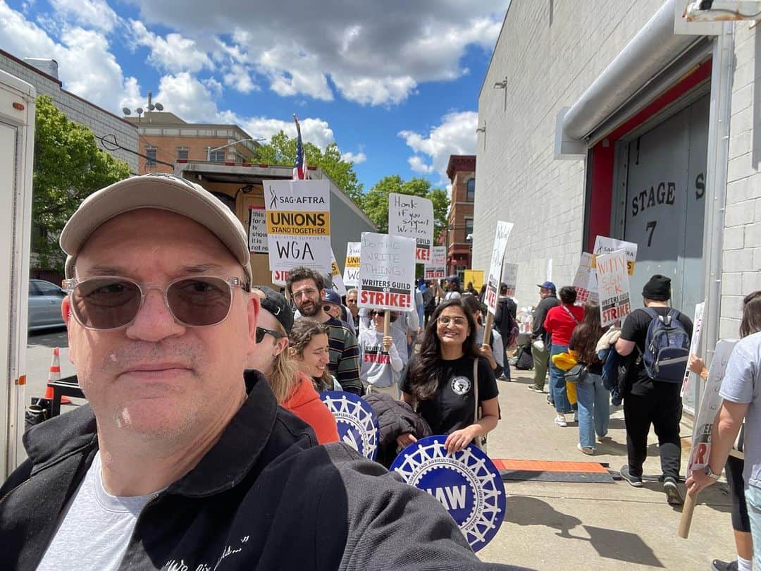 ジョン・キャロル・リンチのインスタグラム：「@sagaftra @wgaeast #solidarity」