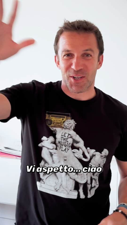 アレッサンドロ・デル・ピエロのインスタグラム：「Nel 2019 è stato bellissimo, nel 2023 lo sarà ancora di più, ne sono sicuro…e per questo sono davvero felice di annunciare il mio ritorno in campo al raduno di Operazione Nostalgia, un grande appuntamento per ritrovarci tutti assieme e rivedere voi e tanti amici ed ex compagni in campo con me. Vi aspetto con la vostra maglia nostalgica preferita, sarà una grande festa! Ci vediamo sabato 24 giugno allo stadio Paolo Mazza di Ferrara! Ale」