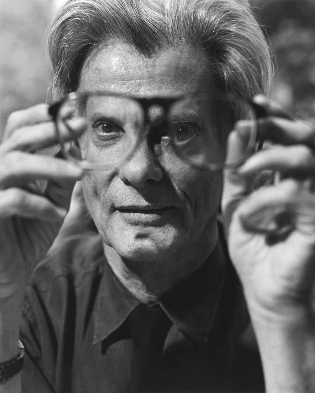ブルース・ウェーバーのインスタグラム：「Don’t miss “Avedon 100” at Gagosian. It’s incredible to see such a wide array of this work all together. Dick, you were always a gift to New York—seeing this show makes us fall in love with the pulse of the city and the good energy it brings us all over again. It’s a different place from when you were with us—we don’t experience that thrill of going down to the newsstands on every corner to page through magazines in the hopes of seeing your photographs. But the admiration all photographers feel for your work endures. Much love always from Bruce and Nan   #avedon #richardavedon」